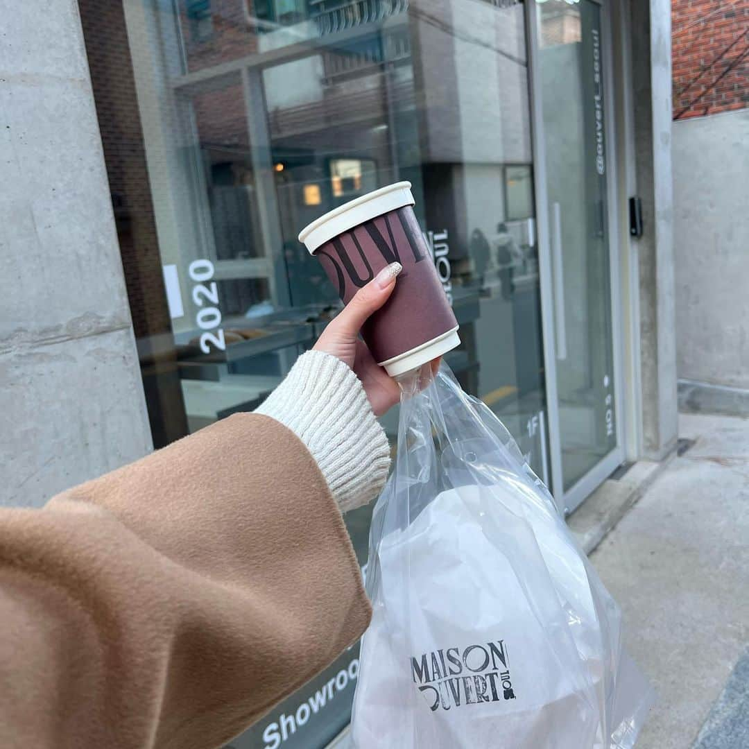 MINAMIさんのインスタグラム写真 - (MINAMIInstagram)「.  Seoul Cafe 🥐☕️ @ouvert_seoul   .  この大きなクロワッサンが食べたくて 中がモチモチでとっても美味しかったよ🥰 残ったらテイクアウトもできるから嬉しいね✨  . . .  #instagood  #likeforlike #l4l  #tripstagram  #インスタ映え  #traveler #旅行  #ハーフモデル  #海外旅行好きな人と繋がりたい  #女子旅 #instatravel #海外旅行 #ビジョビ #タビジョ #韓国旅行 #seoultravel #koreatravel  #🇰🇷 #seoulkorea #ソウルカフェ #江南カフェ #ソウル旅行 #韓国カフェ #koreacafe  #카페스타그램 #인스타푸드 #한국여행」11月22日 23時03分 - 373.mii