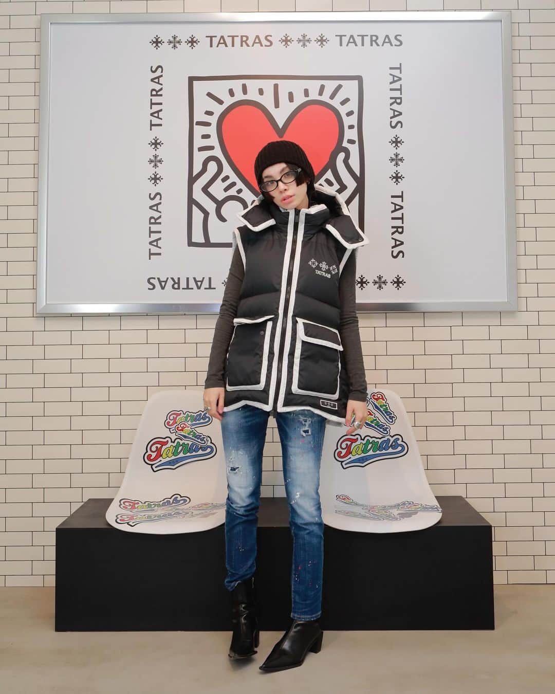 のインスタグラム：「@tatras_official  ✖️ @keithharingfoundation   ダウンの季節きた🖤  #tatraskeith #tatrascollab #PR」