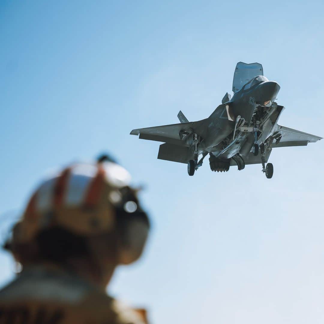 アメリカ海兵隊さんのインスタグラム写真 - (アメリカ海兵隊Instagram)「Takeoff 🛫   📍 Pacific Ocean (Nov. 11, 2023)  A #Marine F-35B Lightning II attached to the @15thmeu executes takeoffs from the flight deck of the amphibious assault ship USS Boxer (LHD 4).   The @15thmeu is currently embarked aboard the Boxer Amphibious Ready Group, conducting integrated training and routine operations in U.S. 3rd Fleet.   📷 (U.S. Marine Corps photo by Cpl. Joseph Helms)  #USMC」11月22日 23時04分 - marines