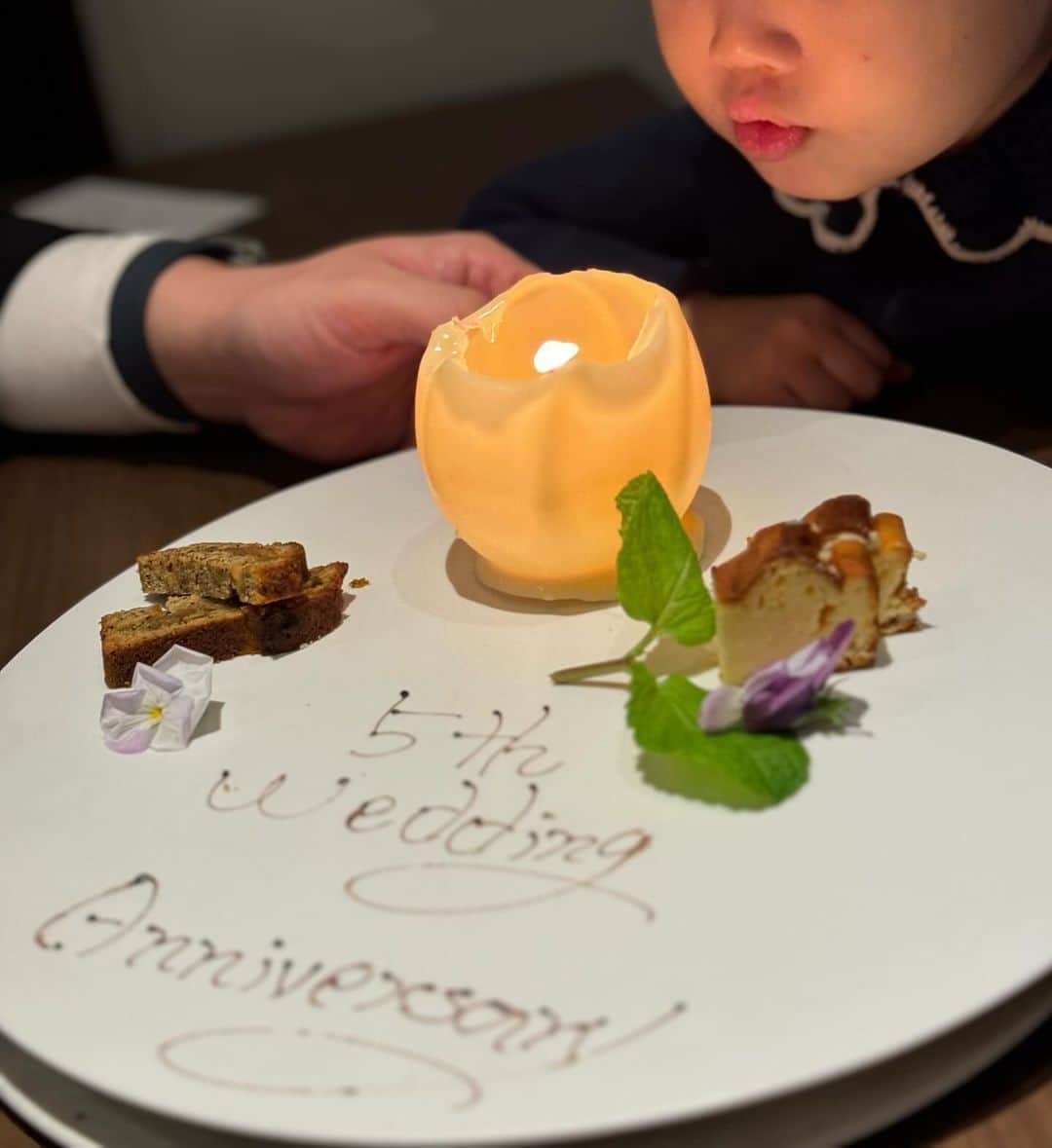野崎玲欧奈のインスタグラム：「1122♡  今日で結婚して5年。  年に1,2回大きなケンカしちゃうけど（笑） 娘が産まれてからチーム感が強くなったのは確か。  初心を忘れないようにと感謝する日♡」