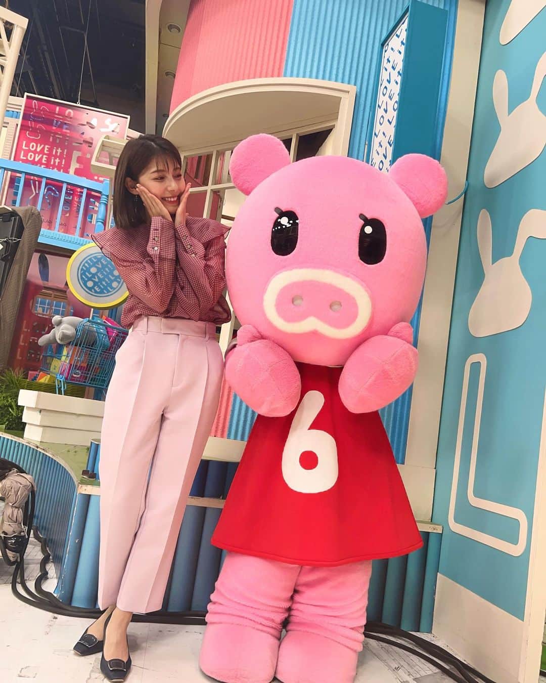 上村彩子のインスタグラム：「. . ピンクの衣装だったので 仲良しのブーナちゃんと😳🩷  #Nスタ#ブーナ —————————- Nスタ衣装提供 ブラウス..LOUNIE パンツ..stola.」