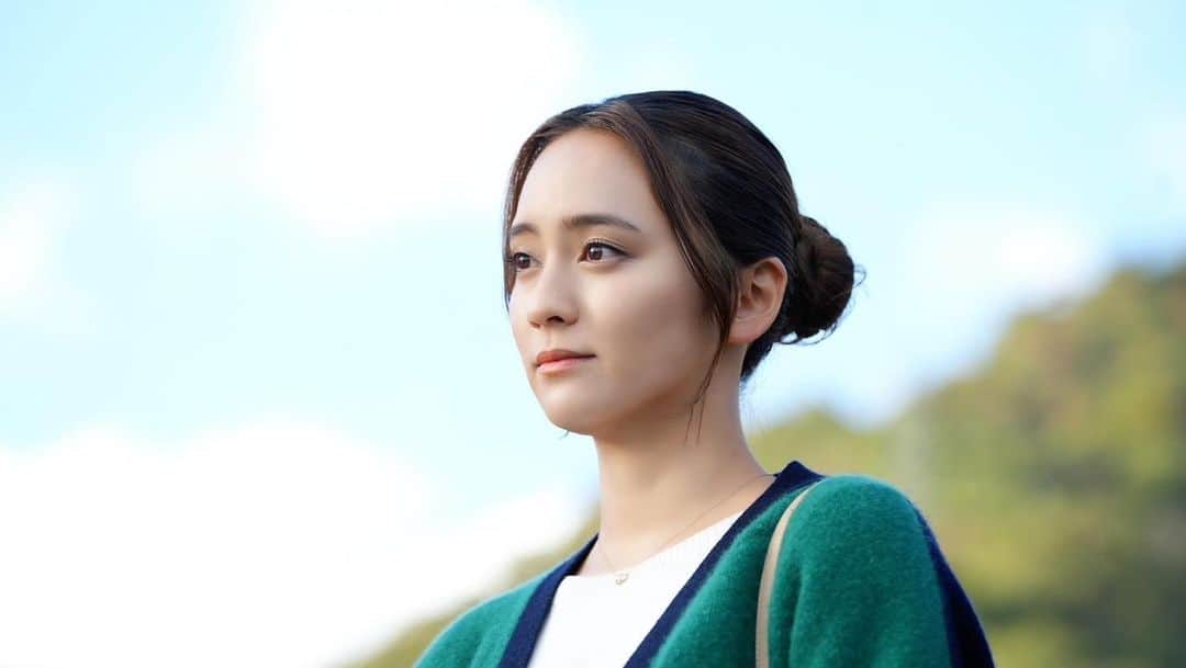 岡田結実さんのインスタグラム写真 - (岡田結実Instagram)「9/17発売の  JELLY11月号のファッションページに出させていただいてます〜！！ この撮影期間は前髪があったんだなぁ〜 懐かしい。。。（涙）  自然光すごく盛れるもはや別人 ぜひ見てください〜🧤」9月19日 11時01 ...
