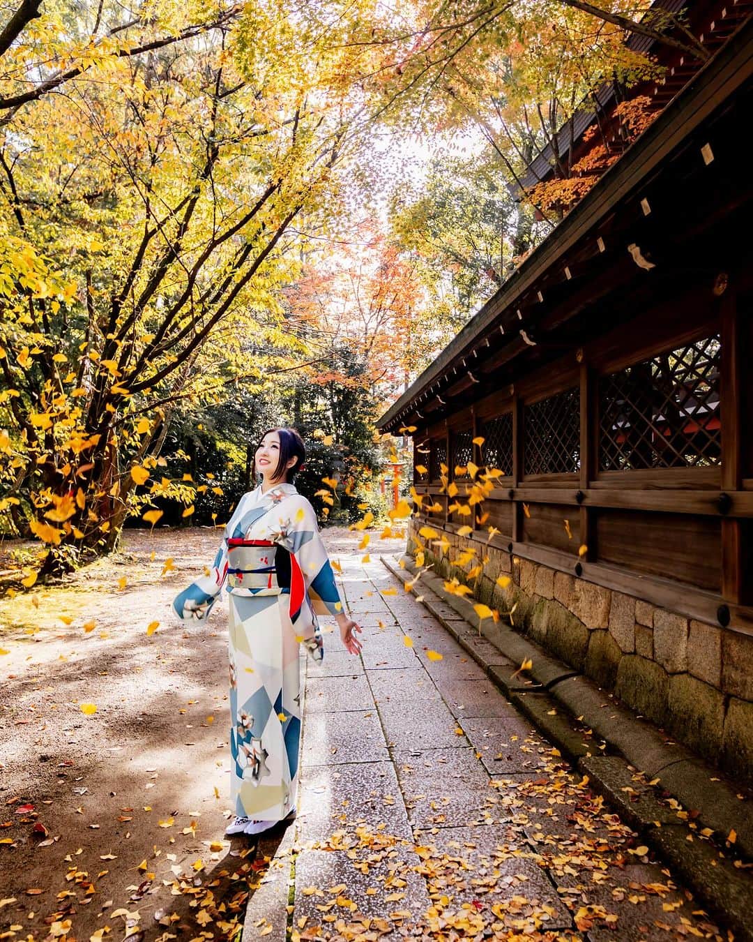 shabonのインスタグラム：「* . . . . . 今年の紅葉遅いー🥺🍁 . model : @momoyu1125  . . . . . . *」