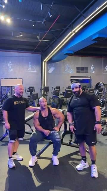 Phil Heathのインスタグラム：「Training in Dubai with these legends  @philheath and @hadi_choopan 👑👑. Can’t wait to see everyone at the @dubaimuscleshow this weekend!  @mrolympiallc   @yasir_khan_official  @tybbyyasirkhan」