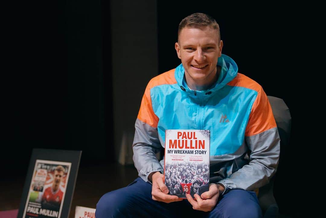 ベン・フォスターさんのインスタグラム写真 - (ベン・フォスターInstagram)「Ledge evening with my mate @paulmullin12 talking about his life, career and new book!  Such a warm welcome from everyone in Wrexham as usual too ♥️  Mulls book ‘My Wrexham Story’ is out tomorrow and it’s absolute belting 👏🏼📕」11月22日 23時11分 - benfosters