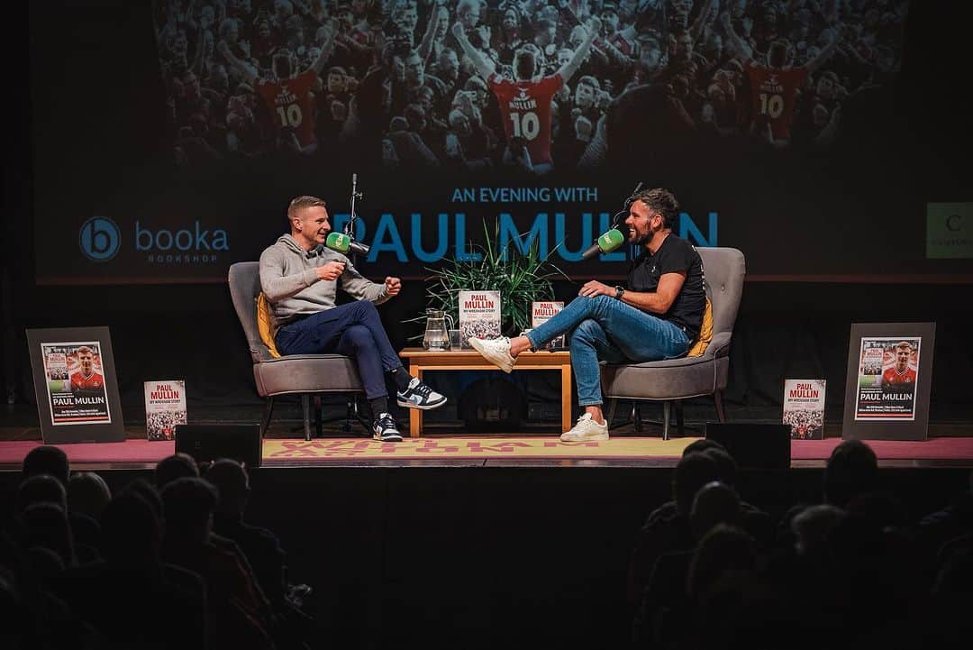 ベン・フォスターのインスタグラム：「Ledge evening with my mate @paulmullin12 talking about his life, career and new book!  Such a warm welcome from everyone in Wrexham as usual too ♥️  Mulls book ‘My Wrexham Story’ is out tomorrow and it’s absolute belting 👏🏼📕」