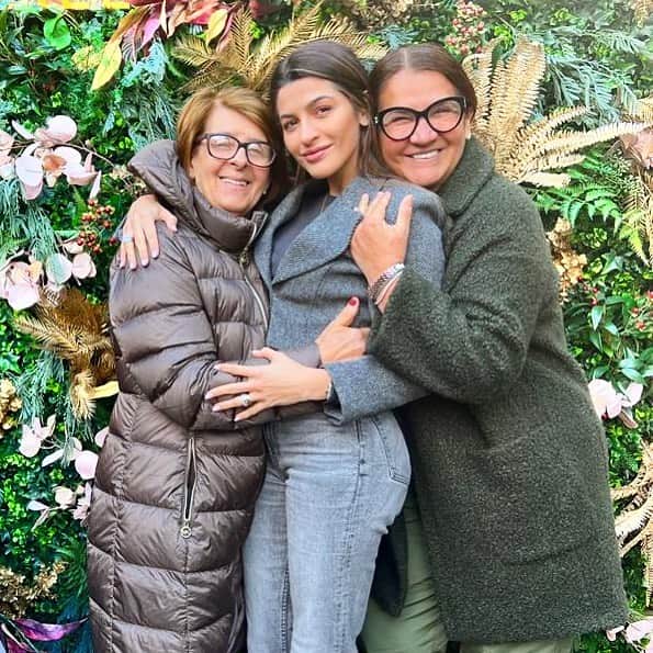 ナタリア・ベッカーのインスタグラム：「3 gerações de amor ❤️ reunidas aqui, mais uma vez, graças a bondade, graça, favor e misericórdia de Deus!」