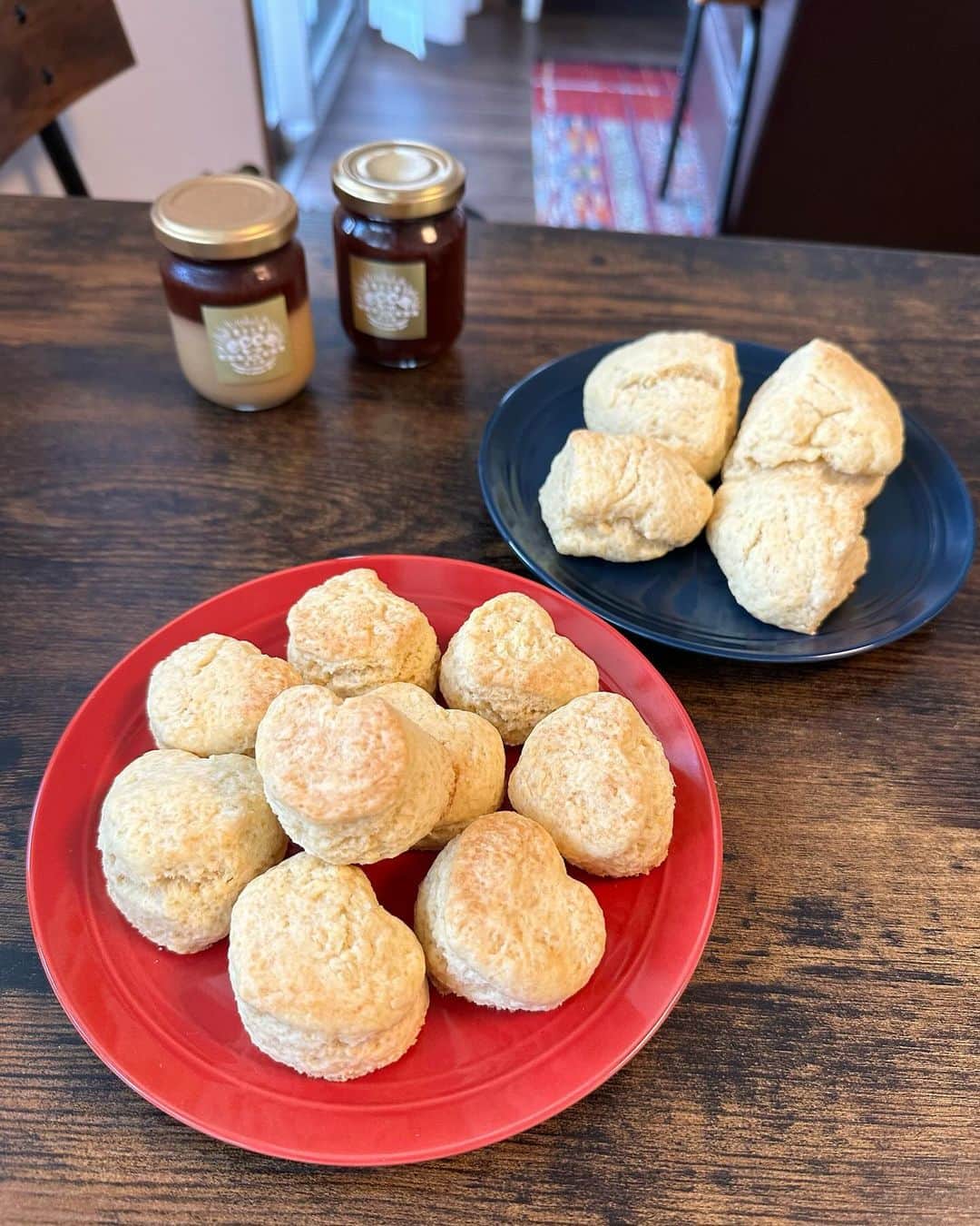 誠子さんのインスタグラム写真 - (誠子Instagram)「いらっしゃいませ。こんばんは。  もちもち丸パンとはちみつスコーンを焼きました。  お砂糖の代わりにはちみつを入れるとふんわり甘くなります。スコーンは可愛くハート型な気分でした♡  もちもちしたパンが大好きなので 自分で作って好きなだけ食べれるのが、幸せ。🙊💛  #誠子食堂」11月22日 23時12分 - seiko_1204