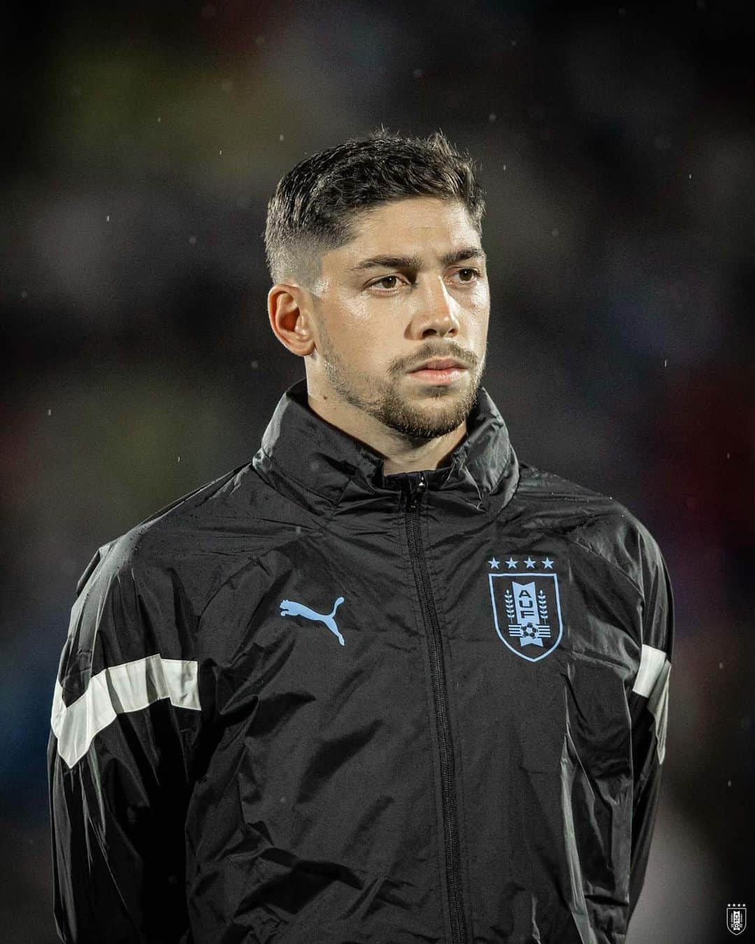 フェデリコ・バルベルデのインスタグラム：「🦅 ¿𝐑𝐞𝐠𝐮𝐥𝐚𝐫𝐢𝐝𝐚𝐝? Valverde  Fede cerró el año siendo el futbolista con más presencias y minutos con 𝐿𝑎 𝐶𝑒𝑙𝑒𝑠𝑡𝑒.   Fue capitán, hizo goles y alcanzó los 55 partidos oficiales.  #ElEquipoQueNosUne」