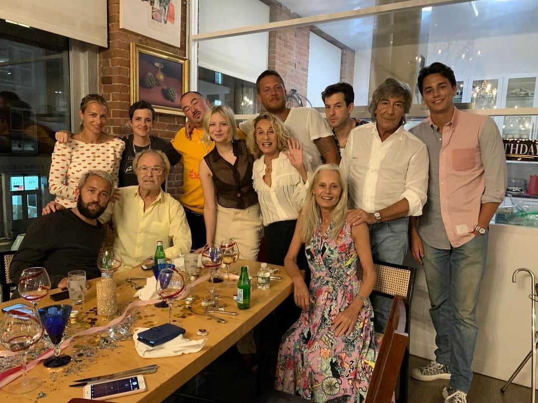 サマンサ・ロンソンのインスタグラム：「Sitting at Samantha Ronson's parents’ table feels like nothing’s ever changed. "No matter how old I get, I’ll always be their child,” she writes in her FAMILY STYLE column, Taste Matters. “And will be treated as such.”  In this month's edition, the musician-DJ shares a few tips she has picked up throughout the years for a disaster-light Thanksgiving—plus a day-of playlist that you can use to drown your loved ones out.  Sign up to read more at www.family.style   #FamilyStyle #SamanthaRonson #Thanksgiving #PassTheGravy」