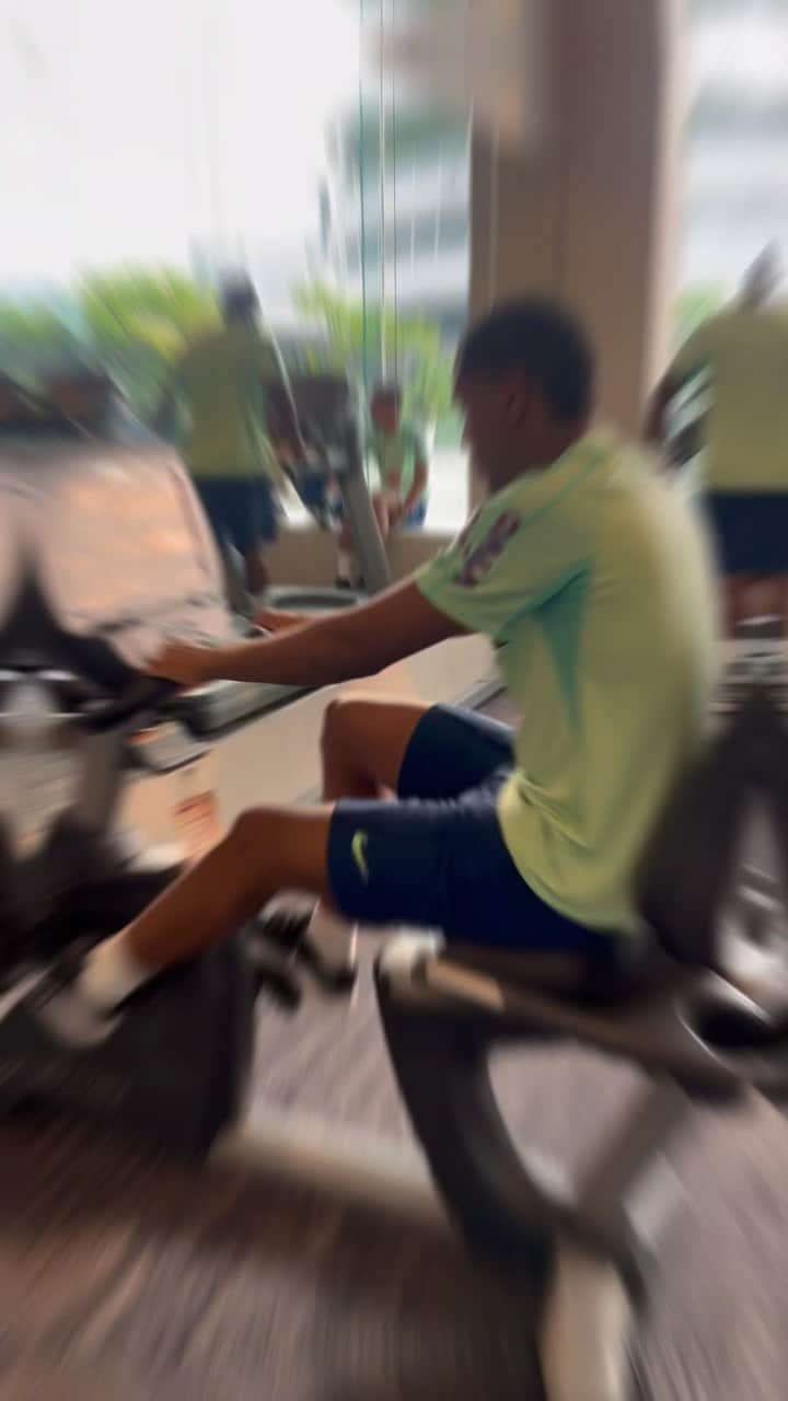 サッカー ブラジル代表チームのインスタグラム：「Copa do Mundo Sub-17: A Seleção Brasileira fez um treino físico e regenerativo nesta terça-feira. O treinamento foi focado na resistência e força física com estímulos de velocidade para um grupo que está tendo menor minutagem durante os jogos. Os jogadores com maior minutagem realizaram uma atividade regenerativa na piscina visando a recuperação após o desgaste das últimas partidas.  O Brasil encara a Argentina na sexta (24), pelas quartas de final da Copa do Mundo.  🎥 @letoribas」