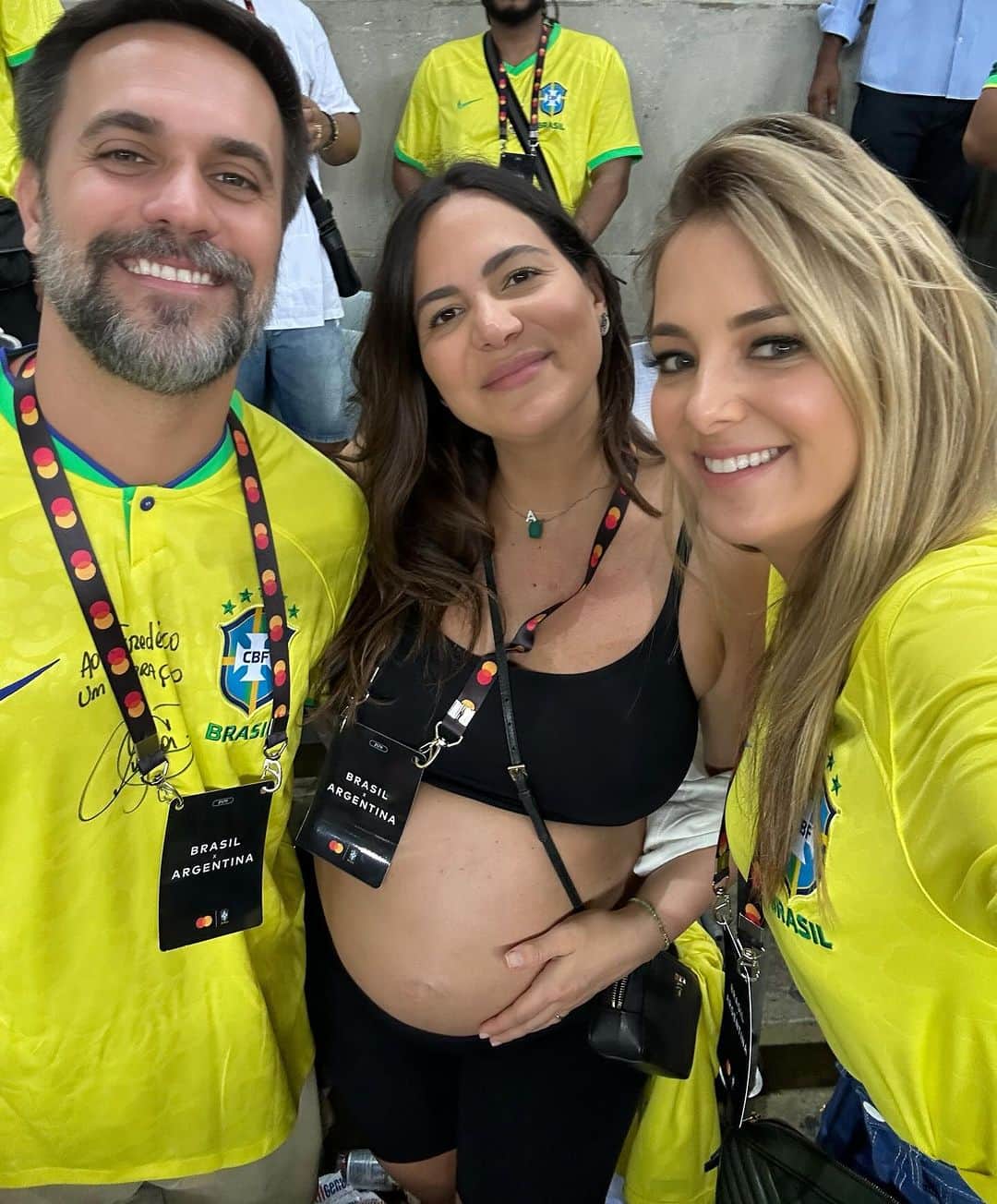 Tic iPinheiroさんのインスタグラム写真 - (Tic iPinheiroInstagram)「Ontem foi dia de MARACANÃ, muito mais do que um jogo... ontem foi dia de ver minha prima gravidinha realizando um sonho da maternidade, dia de revisitar o Maraca que por tantos anos fomos juntas assistir o jogo do Flamengo e sempre com muita alegria, dia também de relembrar, de reencontrar amigos , de torcer, de se decepcionar com 1 a 0 para a Argentina e de ser feliz! Mais um dia que fica para a memória ❤️ Te amo @sampaio_carol !!!!」11月22日 23時16分 - ticipinheiro
