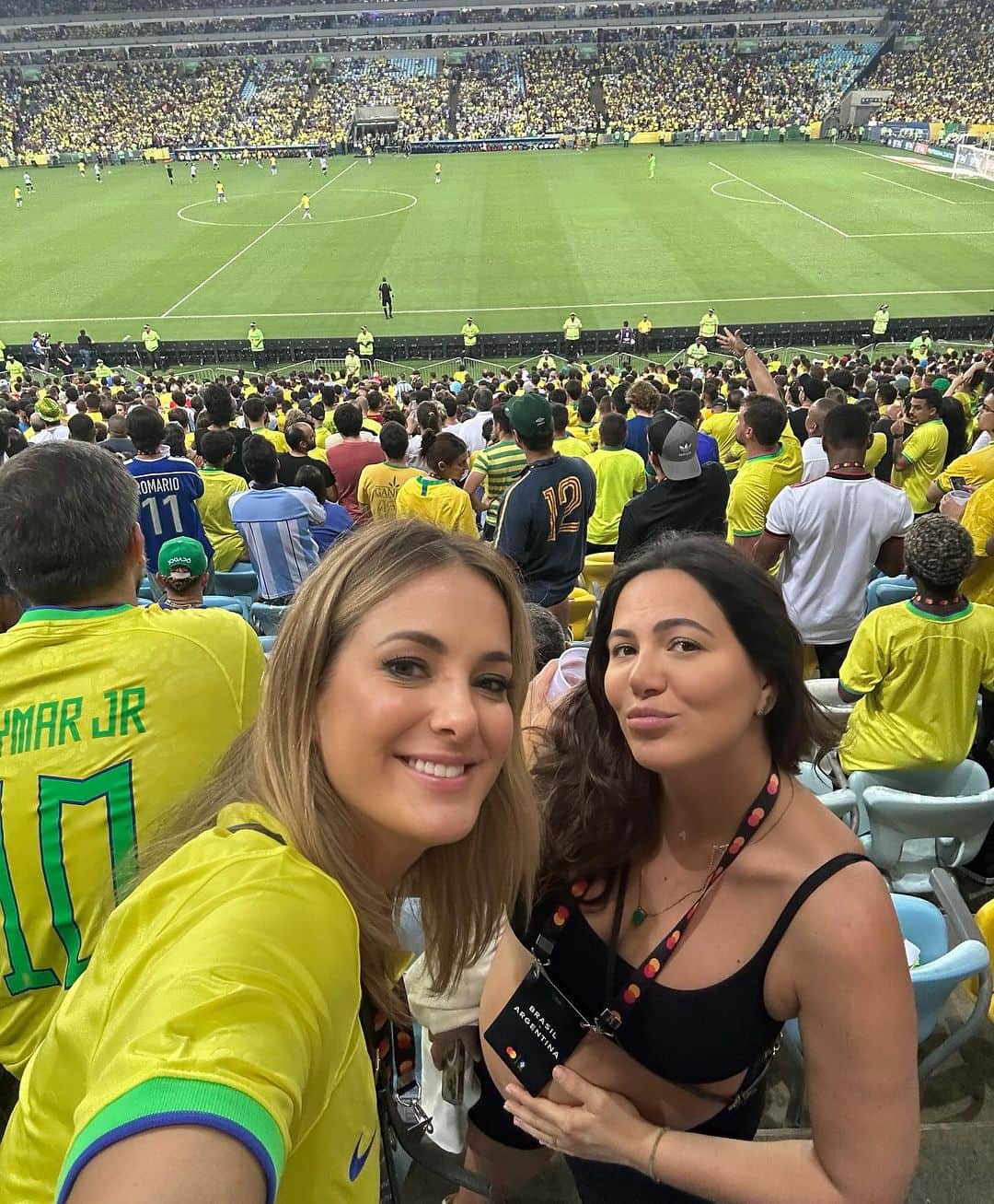 Tic iPinheiroのインスタグラム：「Ontem foi dia de MARACANÃ, muito mais do que um jogo... ontem foi dia de ver minha prima gravidinha realizando um sonho da maternidade, dia de revisitar o Maraca que por tantos anos fomos juntas assistir o jogo do Flamengo e sempre com muita alegria, dia também de relembrar, de reencontrar amigos , de torcer, de se decepcionar com 1 a 0 para a Argentina e de ser feliz! Mais um dia que fica para a memória ❤️ Te amo @sampaio_carol !!!!」