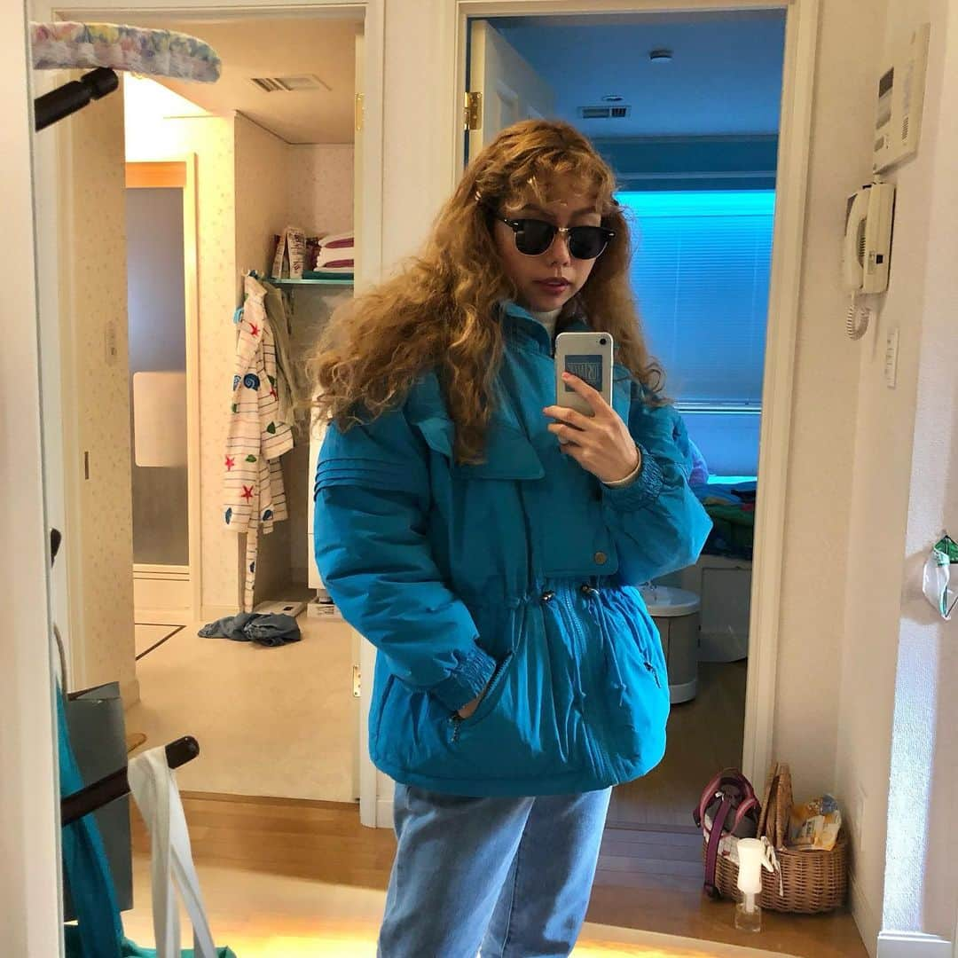 オクヒラテツコ（ぺこ）のインスタグラム：「このSki jacketあったかいから、お昼やとちょっと暑く感じるときがあるんやけど… かわいくてだいすきで無理やりでも着ちゃう⛷️はやくしっかり寒くなれ〜！ @tostalgic_clothing」