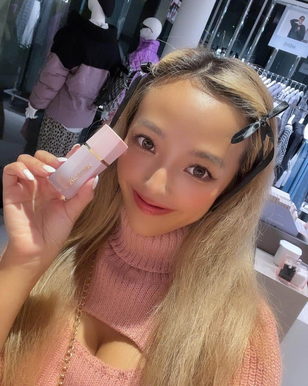 ユミ さんのインスタグラム写真 - (ユミ Instagram)「「SHEGLAM」 日本オフライン発売記念の レセプションパーティーに ご招待頂きました☺️💕🍸🥂  大好きなpinkの sweetsにdrinkでまず気分が happyになり💞💖 (スライドして動画見てね🫱🏻‍🫲🏼😍)  Japanオフライン発売商品の展示、 タッチ＆トライできたりもして、 楽しかったぁ💕🥳  元々大好きなSHEGLAMだから 持ってるものもたくさんあって、 コレ可愛いやつ〜🥹💖ってニマニマしたり🤤 秋冬に向けて実際見るのは初めての 可愛いカラーを肉眼で見て選べたりしたのも、 チョイスしやすくてテンションあがった～🥳💖💞🛍  @sheglam_official  @sheglam_japan  「SHEGLAM」はSHEINからなる コスメブランドで、 最先端で高品質、 さらに6,000円でフルメイクできる お手頃価格も嬉しいんだよね☺️💝  ちなみに今日の服もアクセも全部  @shein_japan @sheinofficial 🎀    SHEGLAM 日本ではこの秋から、 色んなバラエティ店舗で取り扱いが スタートするよ❣🤩  はぁ楽しみ〜🥹💄 SHEGLAMおめでとう🎉💕🥰💕 love you💖  #SHEGLAM #SHEGLAMBeAGlamour #グラマーにいよう #PR」11月22日 23時21分 - yuminchu1029