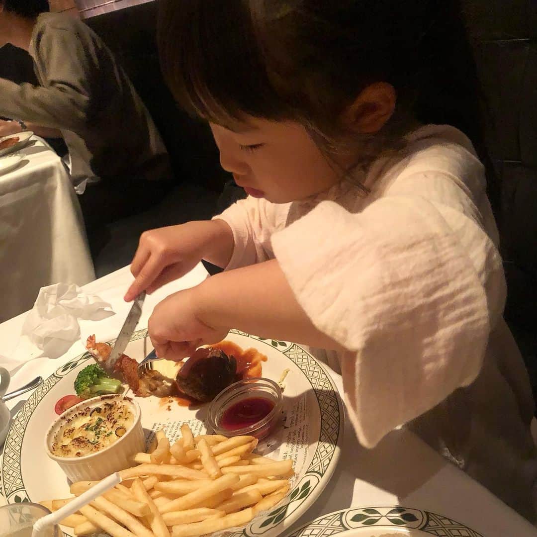 那須久美子さんのインスタグラム写真 - (那須久美子Instagram)「2023.11.22  良い夫婦の日💕  6回目の結婚記念日💕  今年は恵比寿ガーデンプレイスにあるロウリーズ・ザ・プライムリブにて✨  去年は3人だったのが4人になり、守るべき宝物が増えました✨  わちゃわちゃして、疲労困憊にもなりますが、、、一年一年楽しい思い出を重ねていきたいです✨  #結婚記念日　 #いい夫婦の日 #ロウリーズザプライムリブ  #恵比寿がーデンプレイス」11月22日 23時23分 - nasu_kumiko