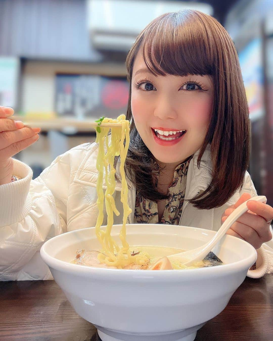 嶋梨夏さんのインスタグラム写真 - (嶋梨夏Instagram)「美味しいね🥰 . . . . . #被写体 #お仕事依頼受付中 #ラーメン #ramen #ラーメン女子 #鶏白湯 #鶏白湯ラーメン #むちむち #ぷに子 #アラサー女子 #平成元年生まれ #150cm #ファインダー越しの私の世界 #ポートレート #ポートレート撮影 #女優 #actress #photooftheday #JAPAN #japanesegirl #instagood #followme #ricashima #嶋梨夏」11月22日 23時25分 - shimarica_jp