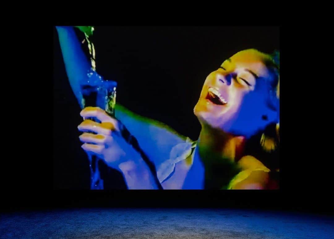 ガゴシアン・ギャラリーさんのインスタグラム写真 - (ガゴシアン・ギャラリーInstagram)「Join us from 6 to 8pm tomorrow, November 23, for the opening of "Full Moon"—an exhibition featuring Nan Goldin's video "Sirens" and large-scale photographs—at Gagosian, Basel.   "Sirens," the ﬁrst work by Goldin made exclusively from found video footage, is accompanied by a haunting score by Mica Levi. Echoing the call of the Sirens from Greek mythology, who lured sailors to their untimely deaths on rocky shores, this entrancing work visually and acoustically suggests the euphoric experience of being high. Follow the link in our bio to learn more.  __________ #NanGoldin #Gagosian @nangoldinstudio  Nan Goldin, "Sirens," 2019–21 © Nan Goldin」11月22日 23時35分 - gagosian