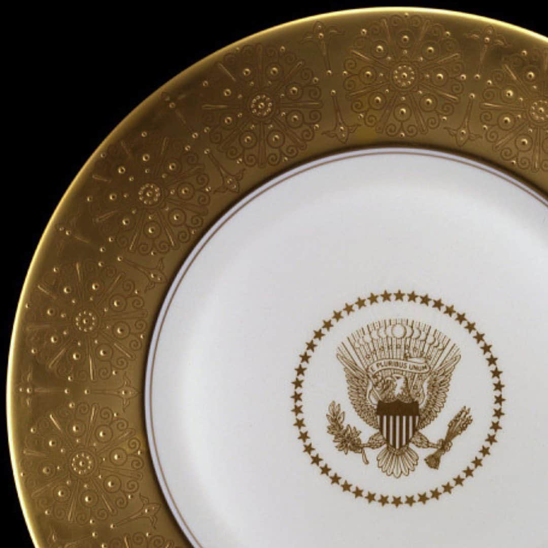 スミソニアン博物館のインスタグラム：「Time to get out your fancy plates! Our @amhistorymuseum is home to the White House place settings of presidential dinners past. This charger, or serving plate, was in the White House of Mamie and President Dwight D. Eisenhower. A charger is a flat plate used in formal dinner settings as a base for the other flatware and to catch food that may have fallen, keeping the table clean.   Learn more about White House dinner parties at the link in our bio.」