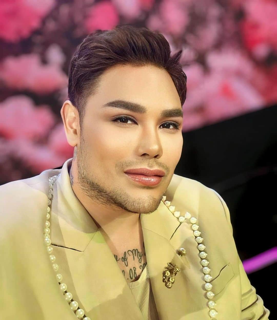 Ivan Gunawanのインスタグラム：「Biar  kata  MUKA  gue  MIRIP  orang  orang .... TAPI  gue  yakin  gue  nga  MIRIP 😝😝 ... DOKTER  gue  BEDA... HARGA  operasi nya BEDA ....LOKASI buat nya  juga  beda 😥😥😥😥」