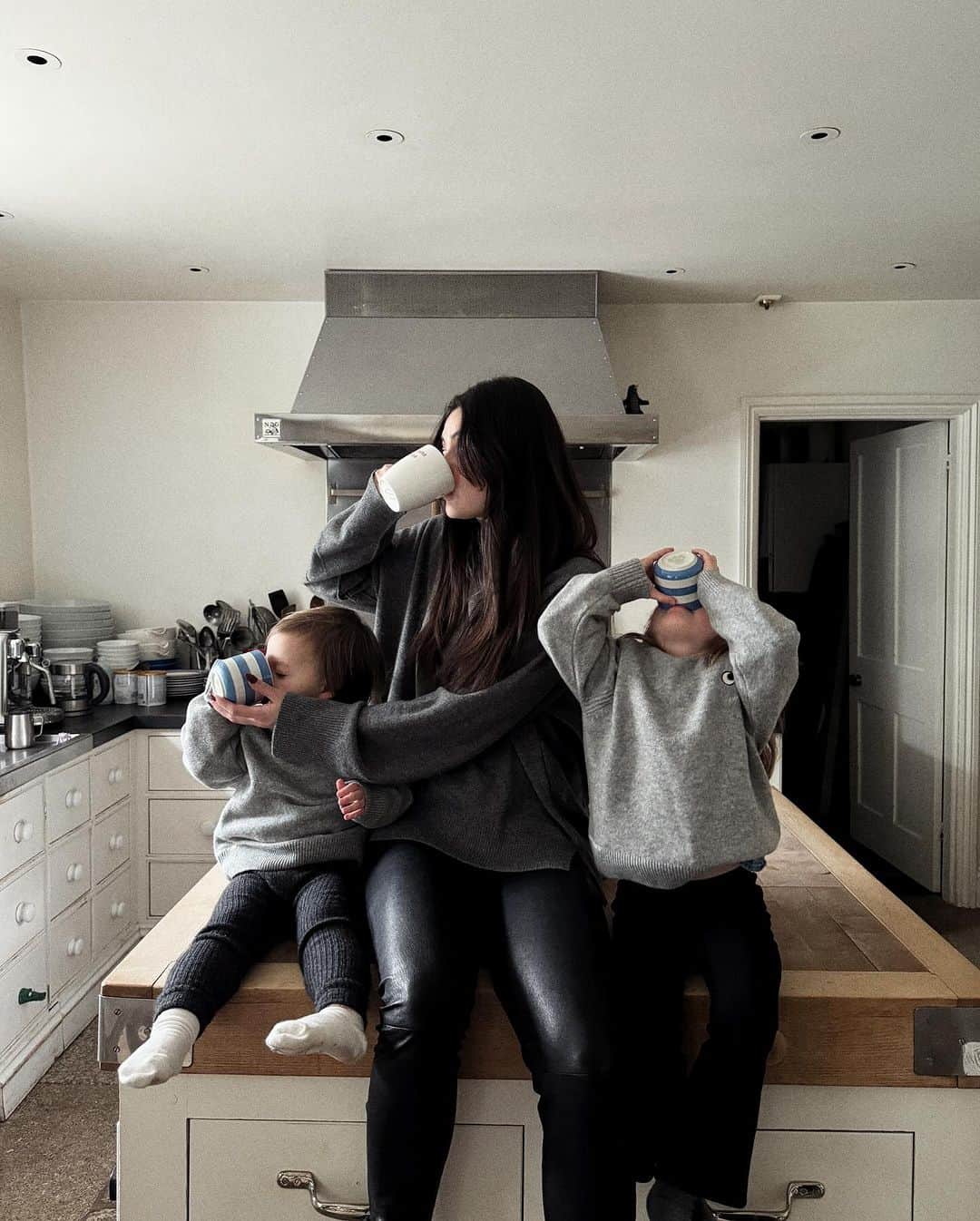 ペオニー・リムのインスタグラム：「Little eyes on little prizes.  Lots of things I love in this post to talk about. My gorgeous girls. The @anyahindmarch buiscuits and collab with @uniqloeurope .  #mummalim  Includes press gifts.」