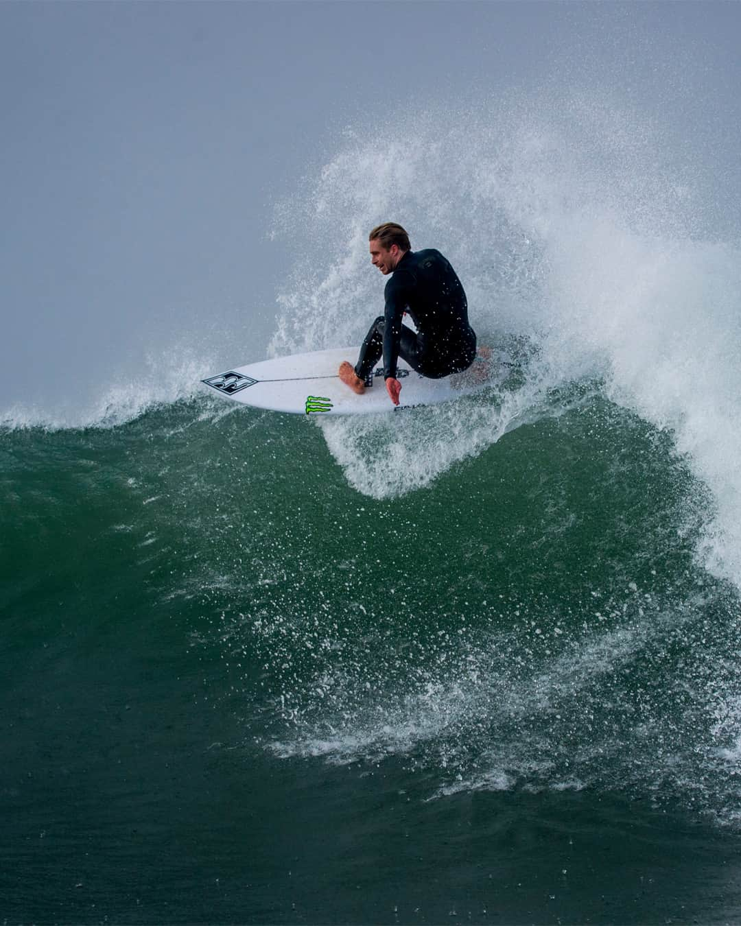 ビラボンのインスタグラム：「Raise the roof, lower the footprint. ♻️  @ethan_ewing in the Furnace Natural Wetsuit: the most sustainable wetsuit we make, with uncompromising performance.  Featuring Organiprene, a USDA certified bio-based natural rubber sourced from FSC-certified plantations, a Graphene-infused interior, and an Airlite 4D stretch jersey made from recycled PET fibers — a better wetsuit you AND the ocean. 🔥  Tap into our link in bio to grab yours today.  #BillabongWetsuits」