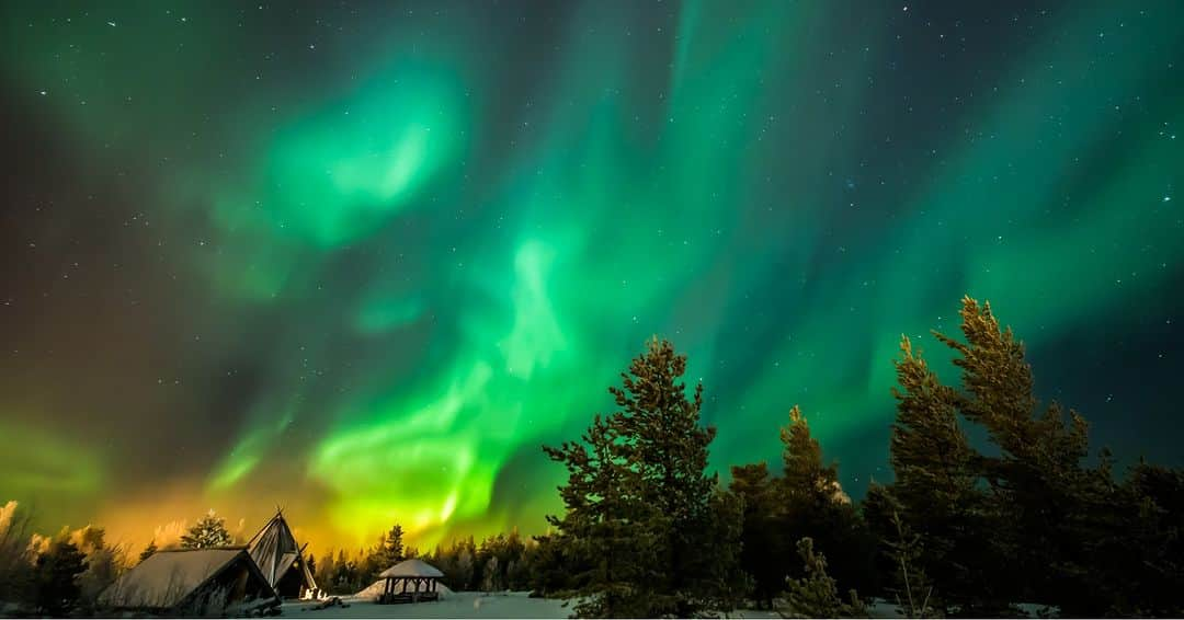 Margarida Corceiroさんのインスタグラム写真 - (Margarida CorceiroInstagram)「“Visitar a Lapónia, nesta época especialmente propícia à observação das auroras boreais, é uma experiência absolutamente inesquecível… Deixe-se maravilhar por belíssimas paisagens brancas, passeios de trenó liderados por renas e cães huskies, e pelo forte espírito natalício que envolve este território durante o ano inteiro”.  @pintolopesviagens  leva-nos numa viagem à descoberta da magia da Lapónia, na sua LuxWoman de dezembro, já nas bancas.  #luxwoman #viagem #lapónia #dezembro #nasbancas   📷 @pintolopesviagens」11月22日 23時30分 - luxwoman_pt