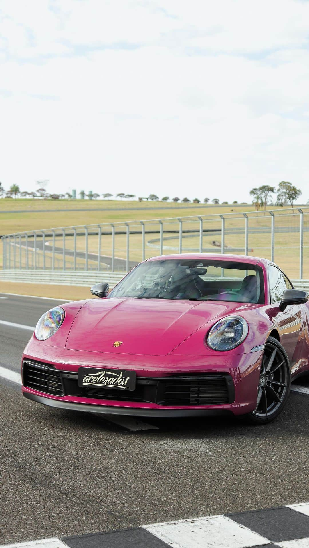 ルーベンス・バリチェロのインスタグラム：「ON BOARD - PORSCHE 911 CARRERA T NA VOLTA RÁPIDA! 🚗💨😮‍💨  Por dentro do cockpit! Vem de carona com @rubarrichello a bordo do Porsche 911 Carrera T em mais uma Volta Rápida de tirar o fôlego! 😱🔥  #Acelerados #Porsche #porschecarrerat #911 #porsche911 #carrera」