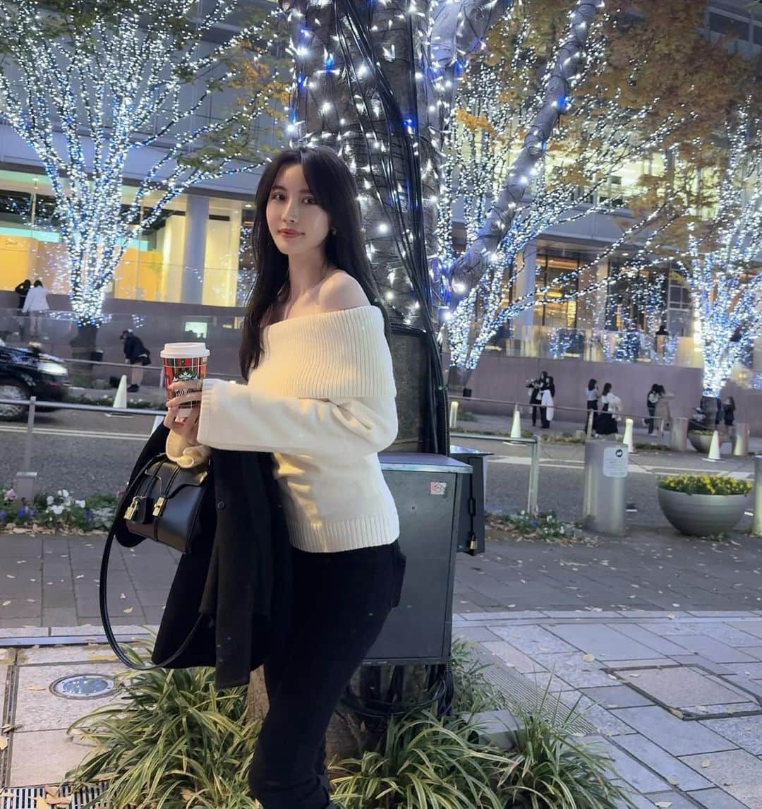 MIYABIのインスタグラム：「今年もキラキライルミネーションみてきたぁー✨🎄.*例年に比べて今年は特に人混みが凄いと感じるのは気のせいかな？🤔  イルミネーションと撮るなら絶対ホワイトがいいなーと思って @rinoa_official のホワイトオフショルダーのトップス着て50枚くらい写真撮りました笑 着てるだけで女子力上がるアイテムだと思う🥹🥹🩷 あおいちゃんは盛れ盛れアイテム作る天才🩷さすが🩷」