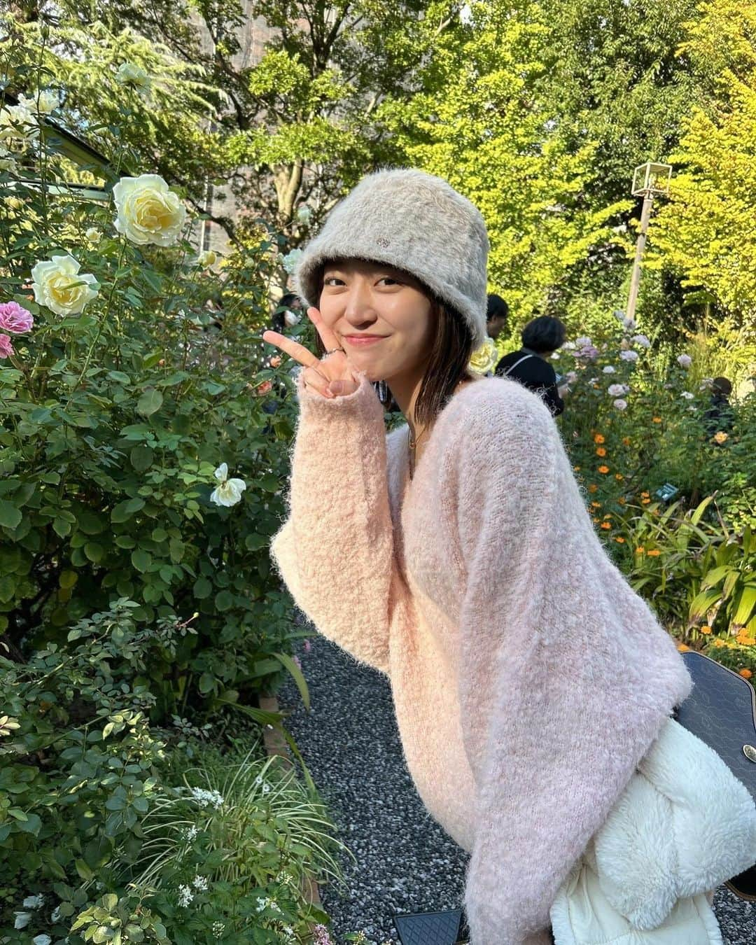 土路生優里さんのインスタグラム写真 - (土路生優里Instagram)「鼻かみすぎて鼻の周りカッサカサの私です。 最近はハチワレちゃんが好きで、見つけたらついついお迎えしちゃいます🥹かわいいん🥹  写真は最近の私とハチワレと 今日食べた馬刺しとすき家です  皆さん体調にはお気をつけてくださいね おやすみなさい！」11月22日 23時33分 - torochan__324