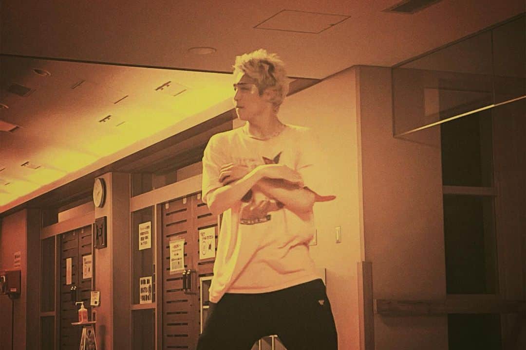 岐洲匠さんのインスタグラム写真 - (岐洲匠Instagram)「実は昨日WATWINGのライブ観させていただきました！ ありがとうございます  さはとき撮影終わりにライブの練習をしてたぞ 岐洲は特等席で見てたからこの特別感を少しでもみんなに分けてあげよう  #WATWING #さはとき #佐原先生と土岐くん」11月22日 23時33分 - takumi.kizu.official