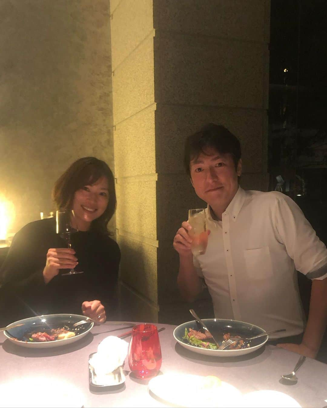 山本愛子さんのインスタグラム写真 - (山本愛子Instagram)「またまた時差投稿ですが🤣  新しくなった京都競馬場に行ってきました♡ この日は菊花賞✳︎ 大勢の方で盛り上がってました〜！  以前のパドックは憩いの場になっていて、新しいパドックは楕円形✨  不思議な感じでしたが、以前のパドックの真ん中にあったモチの木が時計になっていてなんだかジーンと…😚  ずっと馬たちを見守ってきた木✨ この木があったパドックで、約10年お仕事してたんだなぁと懐かしくなりました✨ パドック担当だった #藤原美佳　さんと時計の前で❤︎ 美佳さん、お邪魔しました〜！ また呑みましょう🍶  なかなか場内を歩けなかったので、今度またゆっくり来たいなぁ✨  夜は京都に泊まって、菊花賞実況だった夫のお疲れ様肉会✨  大好物のビールがあまり入らないくらいお疲れモード🤣 私は隣でたっぷり喉を潤しました🤤笑  お疲れお疲れ〜✨  #グリーンチャンネル　#競馬　#umajo  #京都競馬場 #パドック　#パドックキャスター」11月22日 23時38分 - aikoyade1219