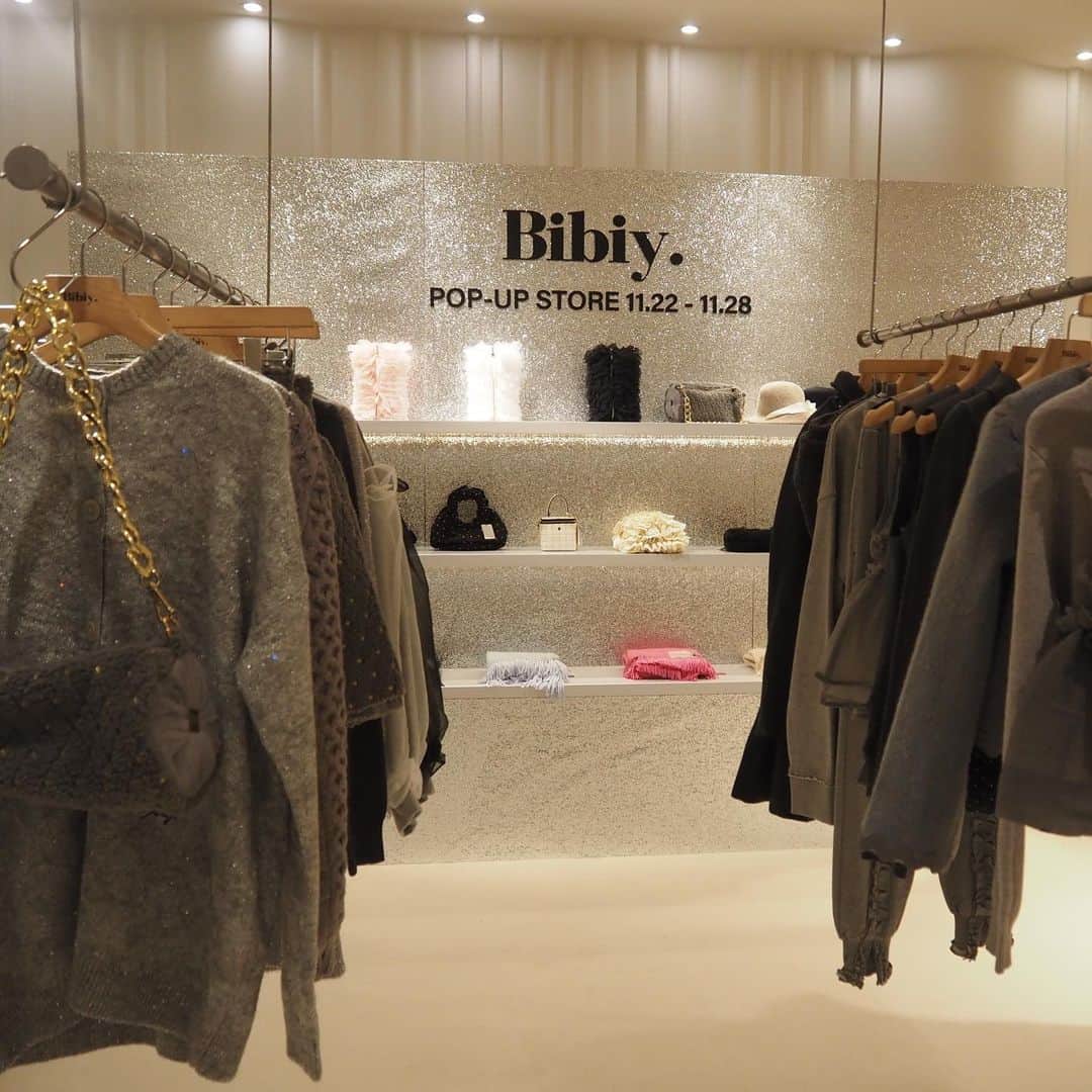 のインスタグラム：「B.BOUTIQUE OSAKA -OPEN- ようやく完成したスペシャルなストアも1週間だけですが、 せっかく作ったアイテム達が並ぶ、とっても貴重な期間。 内装にもかなりデザインや工夫を詰め込んでみました🔨  いかがでしょうか☺️🫸🏻🫷🏻 残り6日間も悔いのないようにご対応させて頂きます☺️🌼🌼🌼 クローズ後にはなりますが、なるべく投稿もしたいなあと意気込み中！🫸🏻🫷🏻  ・････━━━━━━━━━━━････・  11月22日 (水) - 11月28日 (火) ・････阪急うめだ本店 4階 イットコンテンポラリー  ・････━━━━━━━━━━━････・」
