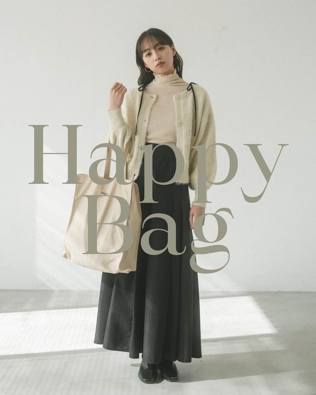 Vannie Officialのインスタグラム：「昨年即完売した福袋が今年は2種類登場。 昨年、一昨年も大変ご好評頂いたため2種類に分け、トータル販売数を増やしました！ 1分経たずに完売した為今年も購入待機をおすすめ致します。 キャンセル分が出ない限り再販なしとなりますので予めご了承下さい。  HAPPY BAG ① ¥11,000(Tax in) 11/23 12:00 release  昨年即完売した福袋が今年は2種類登場。 福袋でしか手に入らないアイテムが4点入っている 130個のみの限定発売となります。 着るだけでコーディネートが完成するのが魅力的。  ■アイテム内容詳細 ・ポコポコシアーハイネックトップス チェック柄に凹凸が重なった表面感のあるシアーインナー。 切替のないハイネックでデコルテから首までがなだらかにすっきりと見えます。 袖と裾はフリルメロウ仕様でニットやスウェットの袖からチラ見せさせるレイヤードも楽しめます。  ・スパンコールニットカーディガン 華やかなスパンコールとラメを散りばめたあたたかみのある生地感の 今年らしい1枚。 派手すぎない輝きで、コーディネートしやすいIVのお色味。 前後2WAYなのでカーディガンでもプルオーバーでも着用できます。  ・サスペンダーフレアスカート シンプルながらにヒトクセあるVANNIEらしいBLKのスカート。 リボンサスペンダーはウエストより出ているので中か外に垂らせば シンプルなフレアスカートに。 肩で結べばサスペンダーになります。 前後ろのリボンをサイドの腰に持ってきてリボン結びすれば また違ったデザインを楽しめます。 ウエストベルトは折り返せる仕様なので丈調節可能。 （着用モデル160cm。 丈はウエストを折り返せば148cm以上ある方は 素足で引きずらない長さになっております。）  ・ロゴトートバッグ VANNIEで人気のA4サイズのIVのトートバッグ。 新しいロゴを初めて使用したBAGは福袋のレアアイテム。 内ポケット付き。  ※サイズは全てFREEとなります。 ※詳しいお手入れ方法は商品タグをご参照ください。  #vannie_u #ヴァニーユー #福袋 #福袋2024 #happybag」