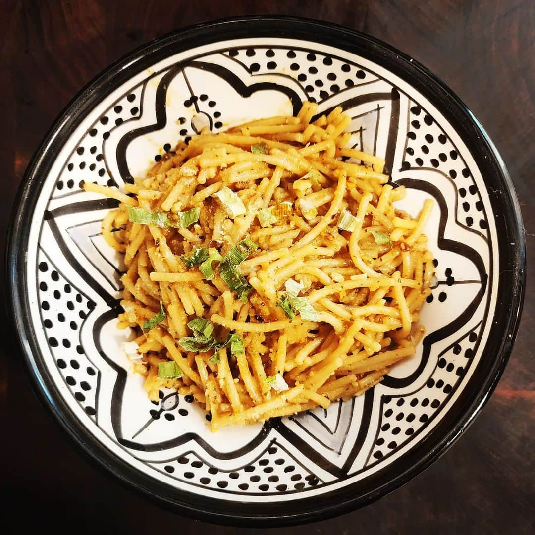 ガソリングラマーさんのインスタグラム写真 - (ガソリングラマーInstagram)「PLANT BASED CHEESY GARLIC NOODLES 🌶🧄🧀🍜🌿  @gasolinexkitchen #GASOLINEKITCHEN  @andean.dream #glutenfree #spaghetti #noodles  @trybachans gf #Japanesebbqsauce  @followyourheart parmesan sprinkle  @rebel.cheese Gruyère via @thevreamery  @mamateavs #hotgarlic original sauce   @doublebatcheese parm sprinkle   @miyokoscreamery oat butter  @mountainroseherbs garlic pepper + garlic seasoning   @flatironpepper Jalapeno - Roasted Garlic - Toasted Onion  #vegan #veganfood #whatveganseat #plantbased #vegetarian #VEGANGOOD #vegansofig #veganfoodie #foodie #plantbased #plantbasedfood #plantbasedfoodie  @gasolineglamour #gasolineglamour  #noodles #bachans #garlicnoodles  #vegannoodles  Recipe via @trybachans Veganized by me. Make this recipe its sooo fantastic  @casablancamarket Classic Design Small Serving Bowl, Black and White🥣」11月22日 23時40分 - gasolineglamour