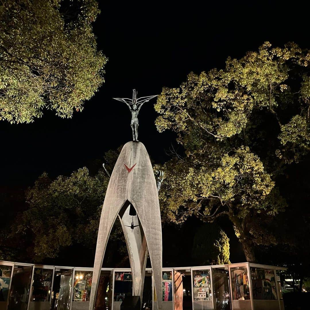 ナガイケジョーさんのインスタグラム写真 - (ナガイケジョーInstagram)「夜の広島散歩🚶 つい数週間前にも楽器を背負って歩いた道を、今日は厚手のコートを纏って歩く。秋から冬へ、季節は移ろい。 あまり夜に歩いたことはなかったもので、思いの外冷える空気を味わいながら平和記念公園の辺りをトボトボと。 まるでひと気がないからか、静けさのなかで感情も深まる。運良くなのか、ともに祈るネコもいたりして、今日は今日で今日だけの気持ちに浸れた束の間の散歩道。 終始、月がキレイでありました🚶‍♂️ 広島を経由して、明日は福岡へ。 これはこれで、数奇な人生だな。と思う。  #広島散歩」11月22日 23時43分 - joenagaike