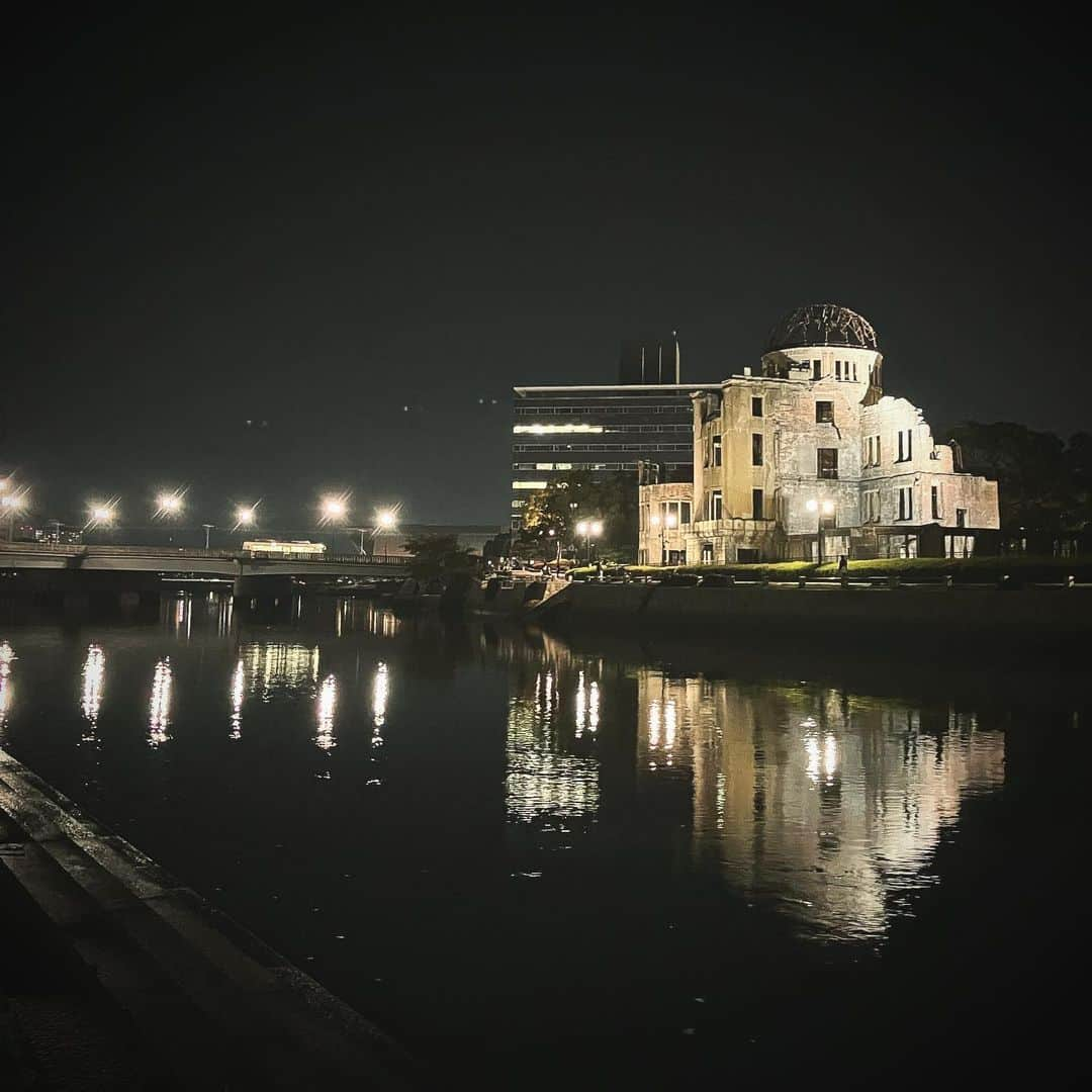 ナガイケジョーさんのインスタグラム写真 - (ナガイケジョーInstagram)「夜の広島散歩🚶 つい数週間前にも楽器を背負って歩いた道を、今日は厚手のコートを纏って歩く。秋から冬へ、季節は移ろい。 あまり夜に歩いたことはなかったもので、思いの外冷える空気を味わいながら平和記念公園の辺りをトボトボと。 まるでひと気がないからか、静けさのなかで感情も深まる。運良くなのか、ともに祈るネコもいたりして、今日は今日で今日だけの気持ちに浸れた束の間の散歩道。 終始、月がキレイでありました🚶‍♂️ 広島を経由して、明日は福岡へ。 これはこれで、数奇な人生だな。と思う。  #広島散歩」11月22日 23時43分 - joenagaike