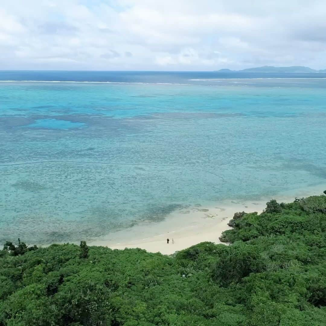 HAIMURUBUSHI はいむるぶしのインスタグラム：「小浜島・はいむるぶしから癒しの風景をお届けします。 八重山の島々は個性豊かな島文化がある芸能の島… 琉球王朝時代より引き継がれてきた歌や踊りが島人の誇り。 小さな頃からお祭りで踊り歌い音楽を奏でて慣れ親しんでいます。 ここにしかない、島の文化に触れることができます。 #沖縄 #八重山諸島 #離島 #祭 #芸能 #踊り #歌 #文化 #旅行 #小浜島 #リゾート#ホテル #はいむるぶし  #japan #okinawa #island #carnival #tradition #travel #kohamajima #resort #hotel #haimurubushi」