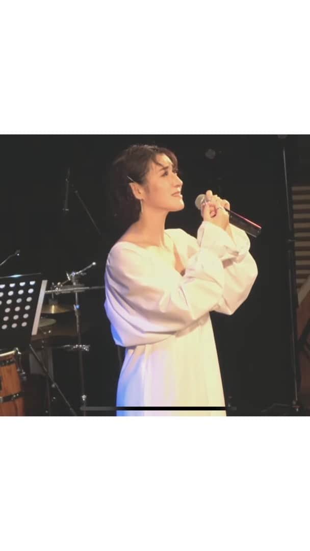 松原凜子のインスタグラム：「いつも応援して下さり、そして公演を楽しみにし下さる皆様家族、友人、生徒たち、そのご家族、、、と沢山の大切な皆さんがお越し下さった夏のライブ「凜と夏の日」。  今年1月2日に天国へ旅立った大切な友達やご遺族の方々に前向きなメッセージを伝えたいと言う気持ちでプログラムを考えました。それを受け取ったお客様が温かい雰囲気を作って下さり、終始幸せな時間となりました。ありがとうございました...！  友達の分まで生きるんだ、夢を追うんだ！と思ってもやはりそう簡単に前を向くことが出来ず、逃げたり、閉じこもったりすることもありました。 でも友達が遺してくれた想いとご縁が常に私の心を照らしてくれていました。最近になってやっと少しずつ整理が出来て、想いとご縁を素直に受け取ることが出来たように思います。 一生を掛けて恩返しし続けていきたい。そんなことを思ったタイミングで、この動画を公開したいと思います。 フルバージョンはYouTubeにアップしました。  様々な感情が駆け巡り、涙腺の崩壊を避けられず、大変お見苦しいこととなっています。申し訳ございません！  リハとは全く異なる歌い方、声量になってしまったのにも関わらず（愛燦燦は10分の1くらいの音量になりました。）瞬時に対応して下さった音響スタッフさん。と目配せで演奏を合わせ見守って下さったバンドさん。ハンカチを貸して下さったお客様、そのやり取りもドン引きせずに笑ってくれるお客様。などなど、、、素敵な方々が集まった動画です。宜しければご覧下さい。  松原凜子　東京會舘Christmas Salon Concert もご予約お待ちしております！ クリスマス当日、皇居を見渡せる素敵な場所でお食事と音楽を一緒に楽しみませんか？ ショーの前、皆様がお食事中にお席を周らせて頂くこととなりました♪宜しければ一緒にお写真もお撮りしたいです。  2023年 12月25日（月） 時　間  【Ａ】12：00～13：30 (お食事)13：30～14：45 (ショー) 【Ｂ】17：15～　18：45 (お食事)18：45～20：00 (ショー) 会　場 　ロイヤル（東京會舘 丸の内本舘　7F） 料　金 　25,000 円（全席指定・料理・飲物・税金・サービス料含む） 出　演 　松原 凜子 音楽監督 　森　亮平  ご予約はこちらからページに進んで頂きWEB予約の【一般予約】から簡単入力ですぐに出来ます！ https://www.kaikan.co.jp/news/matsubararinko2023.html  とってもお高いのですが、東京會舘様のディナーショーは倍以上することがほとんどなので、実はリーズナブルなのです…！どうぞ宜しくお願い致します。  今年も残り少しとなりましたね。 皆様が心身ともに健やかで、少しでも幸せな時間を過ごせることを祈っています。 元気でいてね！！」