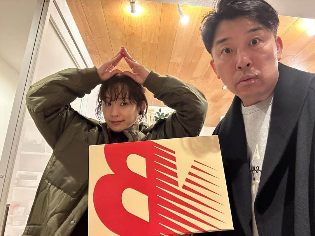 あべこうじのインスタグラム：「ㅤㅤㅤㅤㅤㅤㅤㅤㅤㅤㅤㅤㅤ ♪♪♪ あわてんぼうの サンタクロースが スニーカーもってやってきた♪♪♪ ㅤㅤㅤㅤㅤㅤㅤㅤㅤㅤㅤㅤㅤ #ちゃん愛 #サンタクロース #あわてんぼう #高橋愛 #ニューバランス #ハッピィ #感謝 #あべこうじ #いい夫婦の日」