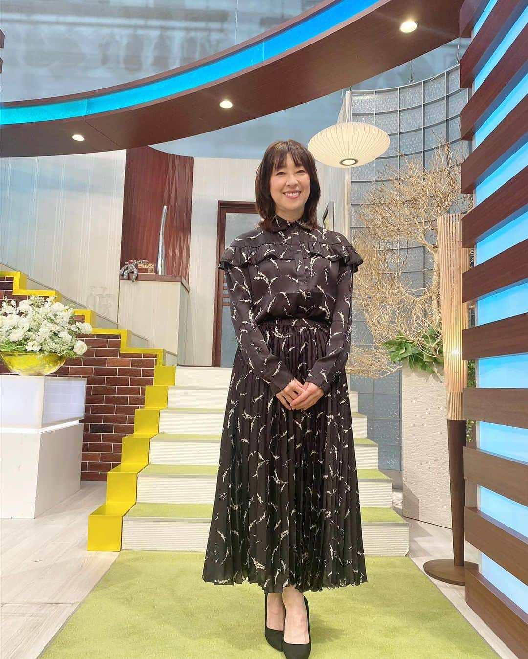 小西美穂のインスタグラム：「こちらは きょうの「ミヤネ屋」衣装です👗✨ ヒダ飾りがついてるブラウス （ラッフルブラウスというらしいです）と プリーツスカートを セットアップで着用しました💐 ⁡ #anotheraddress #ミヤネ屋 #衣装 #ラッフルブラウス」