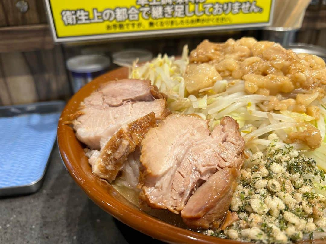 かこさんのインスタグラム写真 - (かこInstagram)「豚山さん🐷いつ行っても美味しい豚山さん…麺増し×2、野菜マシマシアブラマシマシ、アレ！なんと！アレが揚げ玉山椒やったっけかな…🤔名前思い出せへん😭でもめちゃくちゃ美味しくて次もしアレの日に当たったら絶対頼む！！ 豚山さんってお店の雰囲気がいつも良い！新人アルバイトさんに教えるのもめちゃくちゃ丁寧で優しくて、働くならこんな上司が理想やねってあこと話しとった！笑 それくらい雰囲気が良い🍜✨ラーメンも美味しいし最高！ #豚山 #ラーメン豚山 #二郎系 #二郎系ラーメン #ラーメン #ramen #飯テロ #大食い #はらぺこツインズ #双子 #먹방 #대식가 #먹팔 #먹팔해요 #먹스타그램 #대식가 #mukbank #大胃王 #モッパン #ความตะกละ  #Gula」11月22日 23時49分 - harapeko__kako