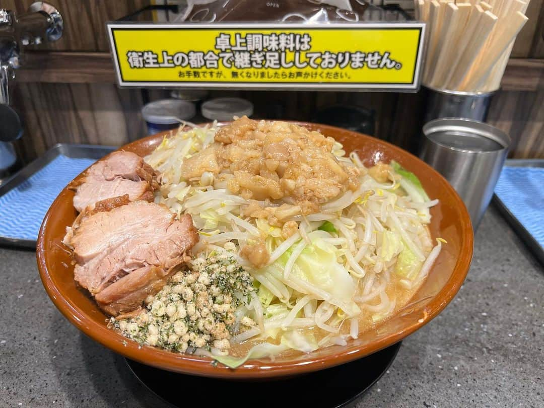 かこのインスタグラム：「豚山さん🐷いつ行っても美味しい豚山さん…麺増し×2、野菜マシマシアブラマシマシ、アレ！なんと！アレが揚げ玉山椒やったっけかな…🤔名前思い出せへん😭でもめちゃくちゃ美味しくて次もしアレの日に当たったら絶対頼む！！ 豚山さんってお店の雰囲気がいつも良い！新人アルバイトさんに教えるのもめちゃくちゃ丁寧で優しくて、働くならこんな上司が理想やねってあこと話しとった！笑 それくらい雰囲気が良い🍜✨ラーメンも美味しいし最高！ #豚山 #ラーメン豚山 #二郎系 #二郎系ラーメン #ラーメン #ramen #飯テロ #大食い #はらぺこツインズ #双子 #먹방 #대식가 #먹팔 #먹팔해요 #먹스타그램 #대식가 #mukbank #大胃王 #モッパン #ความตะกละ  #Gula」