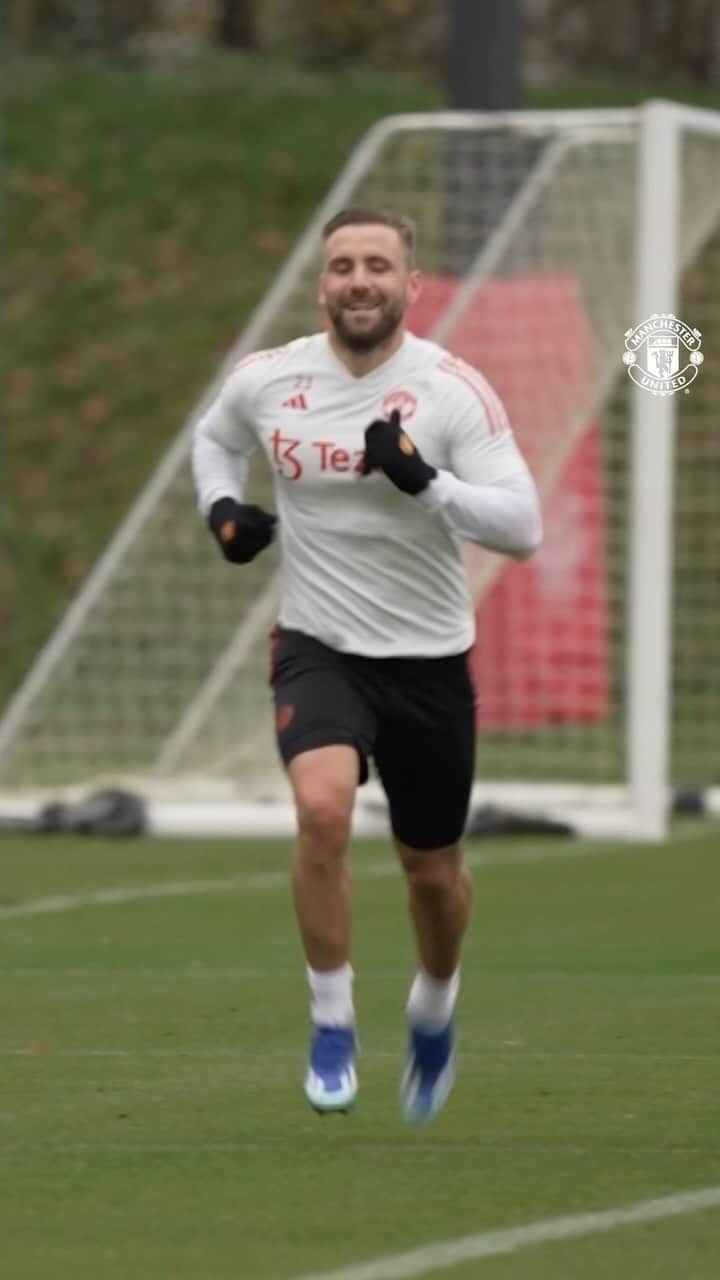 マンチェスター・ユナイテッドのインスタグラム：「Back to it 🫡  #MUFC #ManUtd #Shaw #PremierLeague」