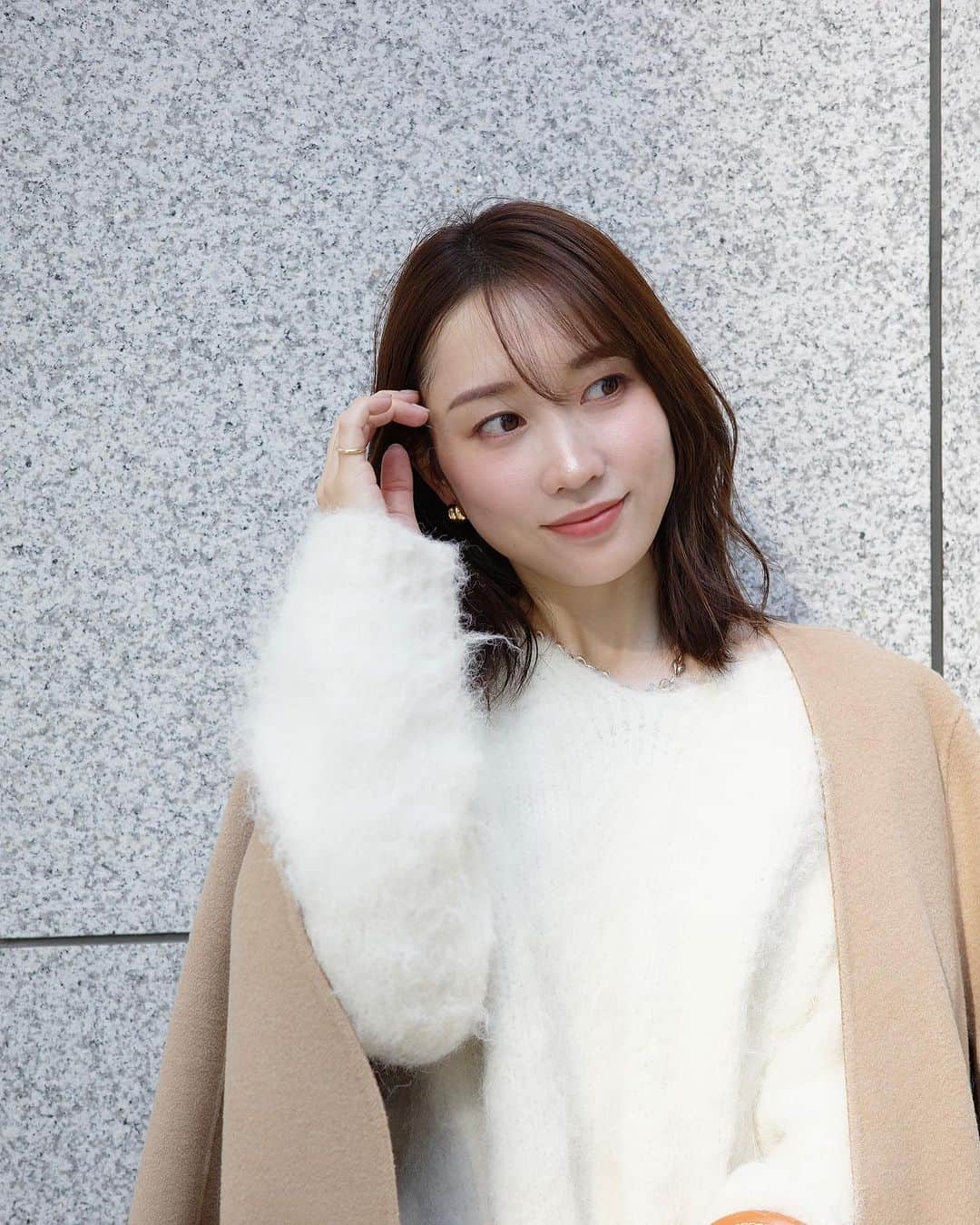 のインスタグラム：「最近ようやく美容室に行けました🥹 カラーは少し赤みのあるマロン系ブラウンで でも自然光に当たると柔らかさもでて すっごくすっごくお気に入り！！！  めちゃくちゃ綺麗な色で 鏡を見るたび嬉しくなります☺️🪞 写真はカラーしてから10日ほど経ってる状態です！  今回も、もうかれこれ10年くらいお世話になってる @ryoya_kawamura  さんにしてもらいました🩷 いつもありがとうございます✨  #ヘアカラー#マロンブラウンカラー#30代ヘアスタイル#ミディアムヘア」