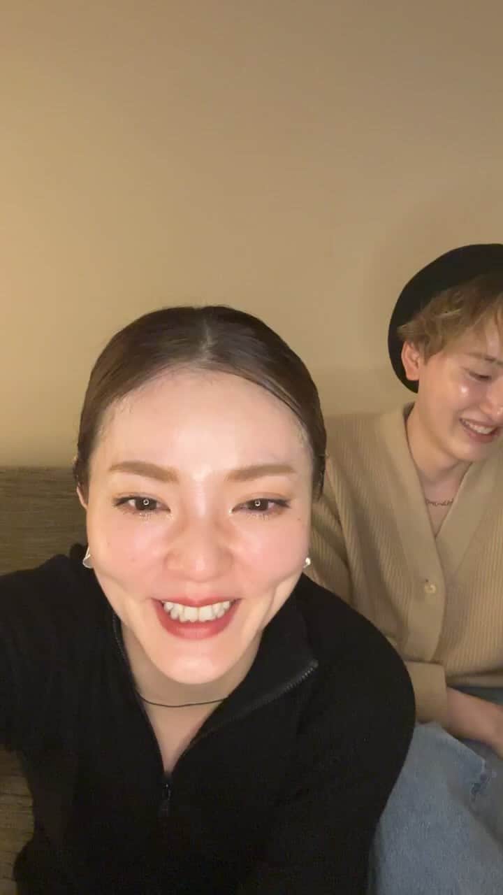 藤井明子のインスタグラム：「伊勢丹ポップアップ1日目終了！  ベスコス受賞のお知らせもしてるよ♡ 他はいつもの役には立たないLIVEです←  @fatuite_cosmetics  @jun.jun_cosmetics  @shacho_shacho」