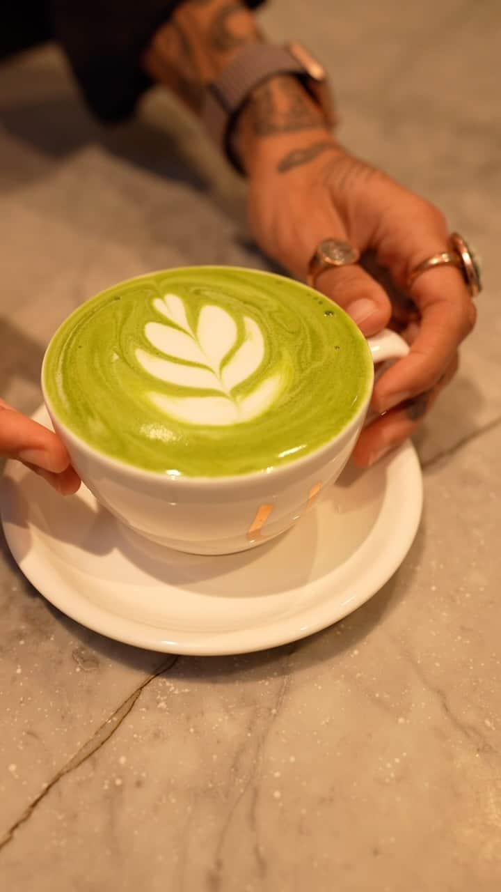 Stumptown Coffee Roastersのインスタグラム：「‼️🔔 SEASONAL DRINK ALERT 🔔‼️  If you’ve got matcha on your mind 💭🍵 you’ll be glad to hear we’re bringing back the Mint Matcha! Our house-made mint syrup adds a wintry freshness to the classic matcha latte.  Do yourself a favor and download the new Stumptown app to conveniently order yours today. 📲❤️」