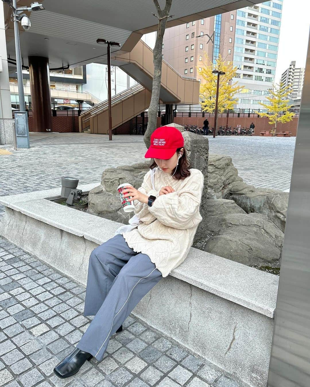 えぐっちょのインスタグラム：「赤キャップにハマってる〜🧢  白✖️赤って可愛い❤️ ケーブルニットもやっぱり欲しいかも。。  #kastane #kastane仙台 #kastane_ootd  #kastane_knit #ニット #ニットコーデ #ケーブルニット #リボン #リボンカーディガン  #白ニット #キャップ #キャップ女子 #キャップコーデ  #whimsic #ユニセックス #ユニセックスコーデ  #スウェット #スウェットコーデ」