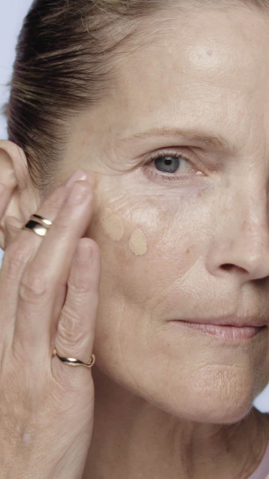 資生堂のインスタグラム：「Never stop shining. Amplify your natural radiance with REVITALESSENCE SKIN GLOW Foundation. Find shades for medium complexions in Level 3. Model wears 320 Pine. #ShiseidoMakeup #JapaneseBeauty #RevitalEssence #SkincareMeetsFoundation」