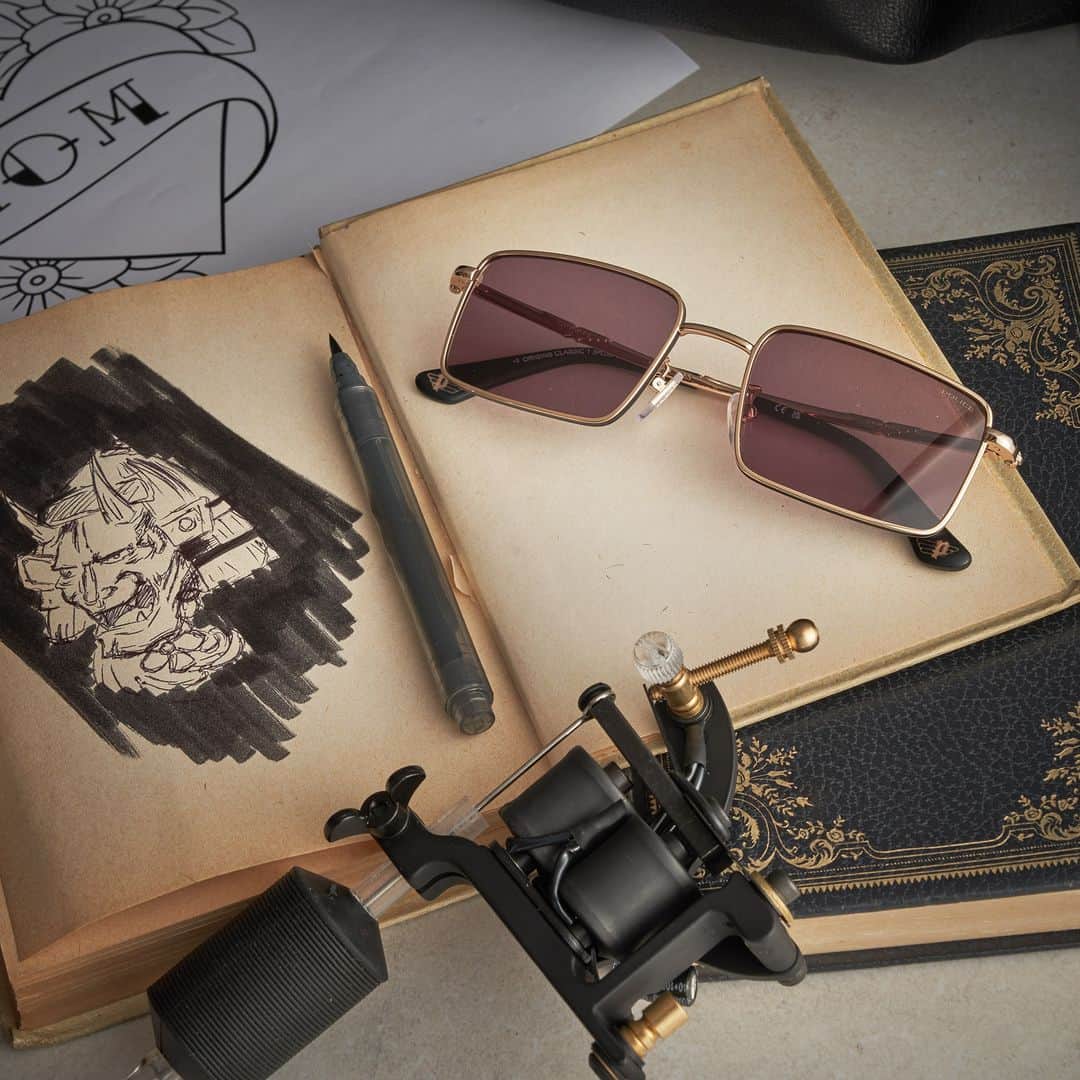 ポリスのインスタグラム：「Look for your essence and let the world see it through your style. #PoliceLifestyle #AudacityWanted #PoliceSunglasses #PoliceEyewear #FW23 #OriginsClassic1」